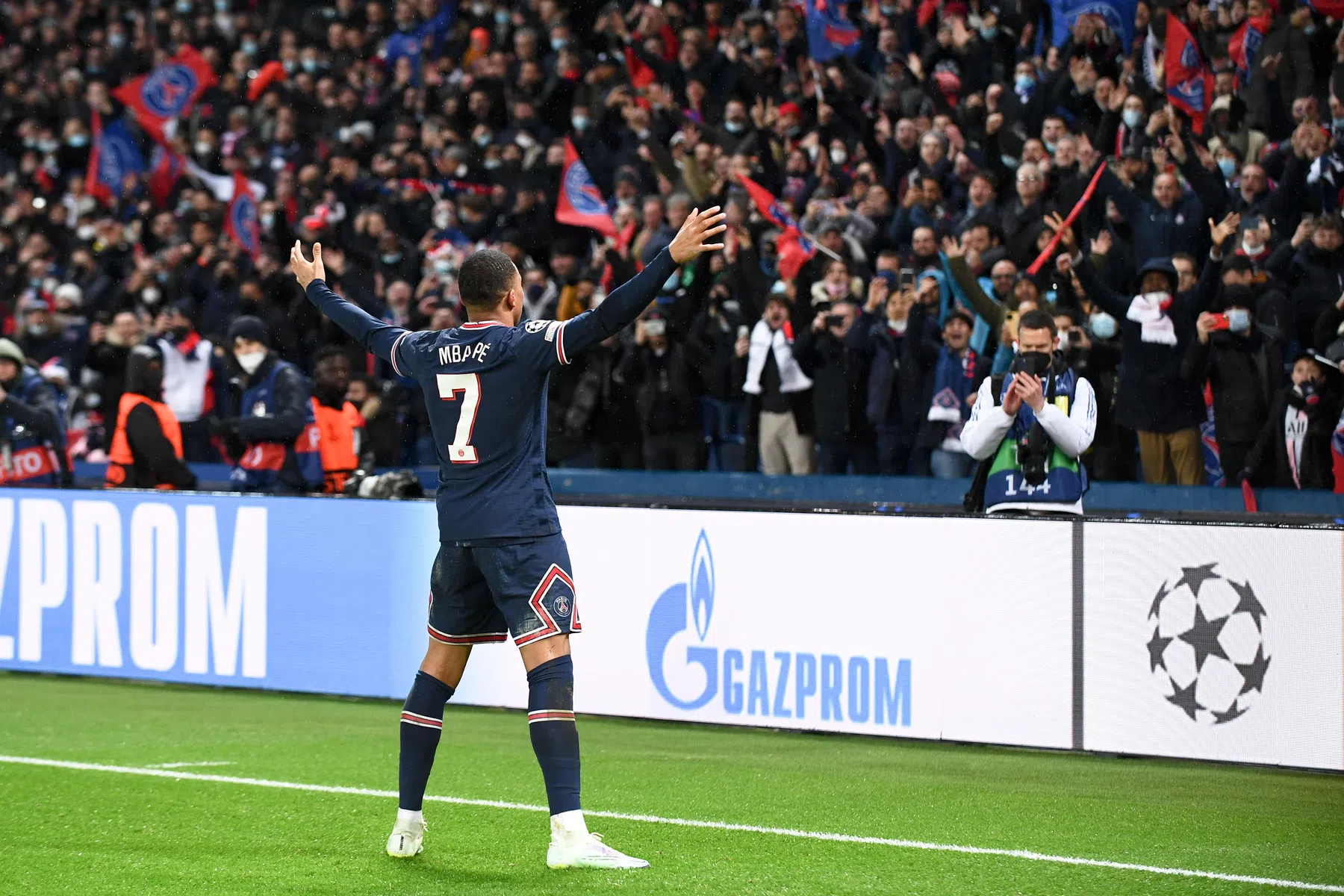 'Buitenaardse' Mbappé van alle kanten opgehemeld: 'Hij is een alien'