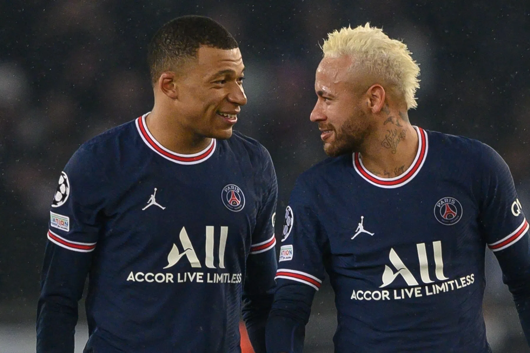 'PSG doet Mbappé mega-aanbieding, zelfs Macron bemoeit zich ermee'