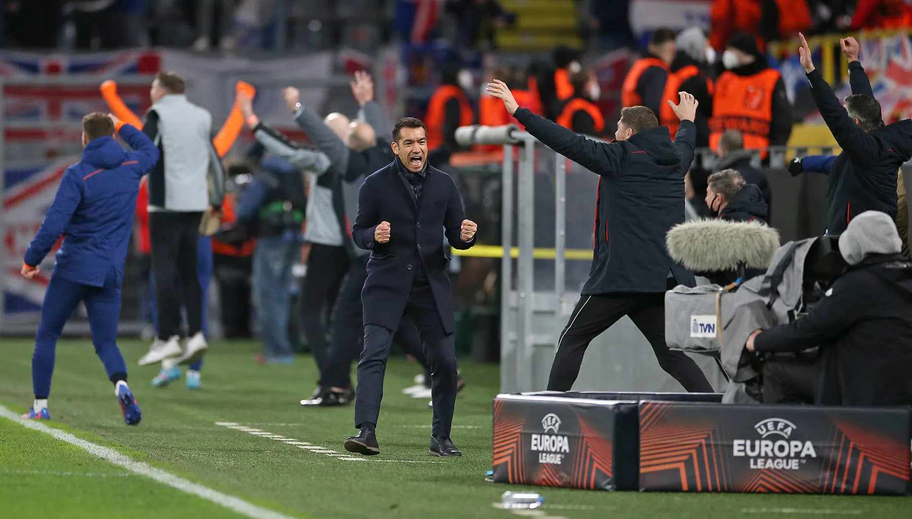 Van Bronckhorst stunt en bezorgt Borussia Dortmund gitzwarte avond