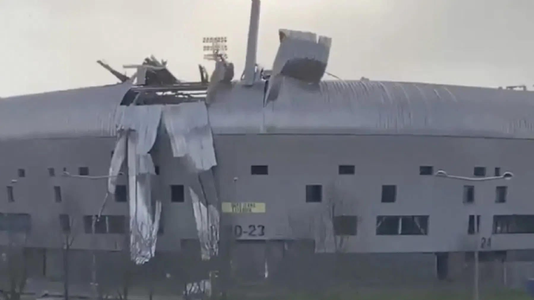 Storm Eunice houdt huis: deel van dak ADO-stadion waait weg