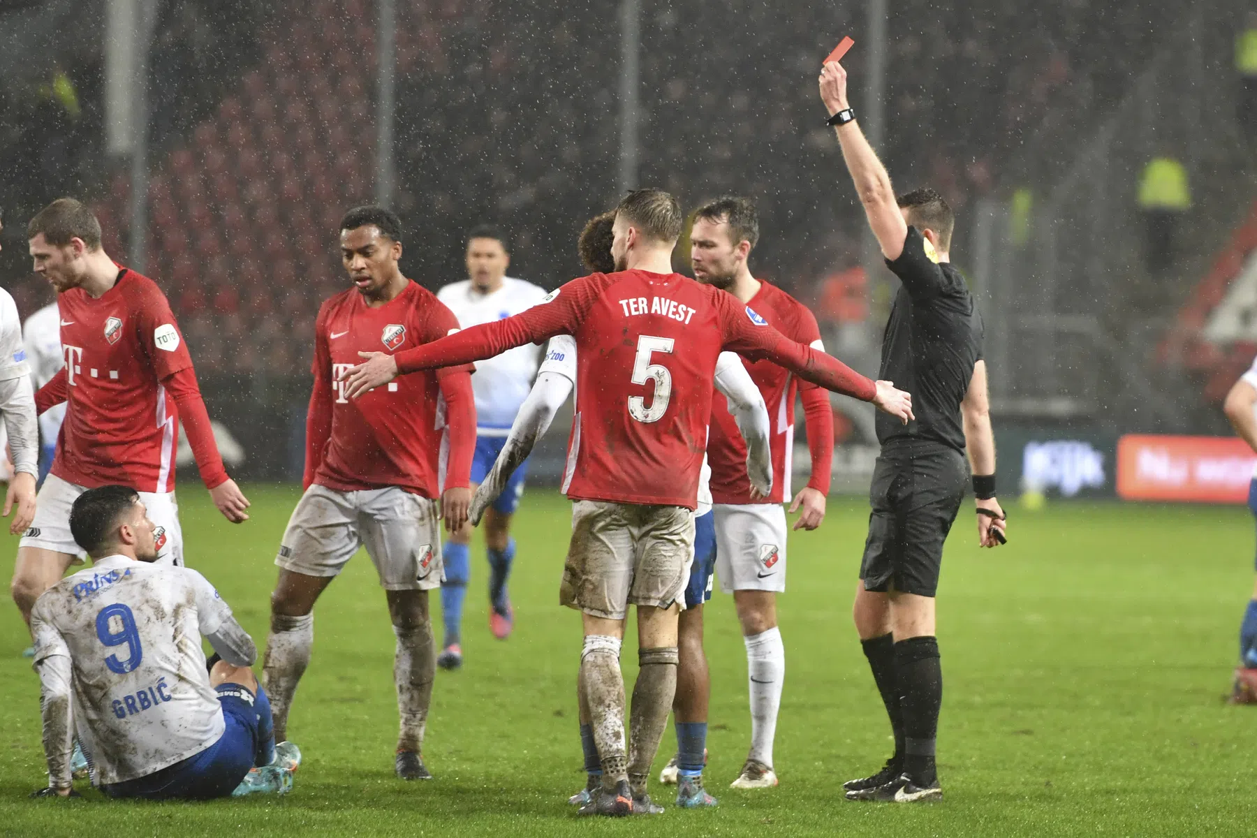 Vijftien rode kaarten Vitesse onder Letsch