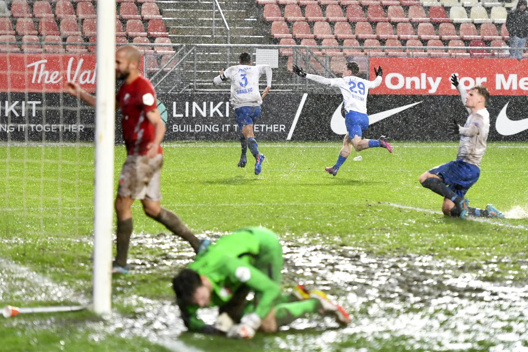 Vitesse wacht hels karwei binnen én buiten de lijnen