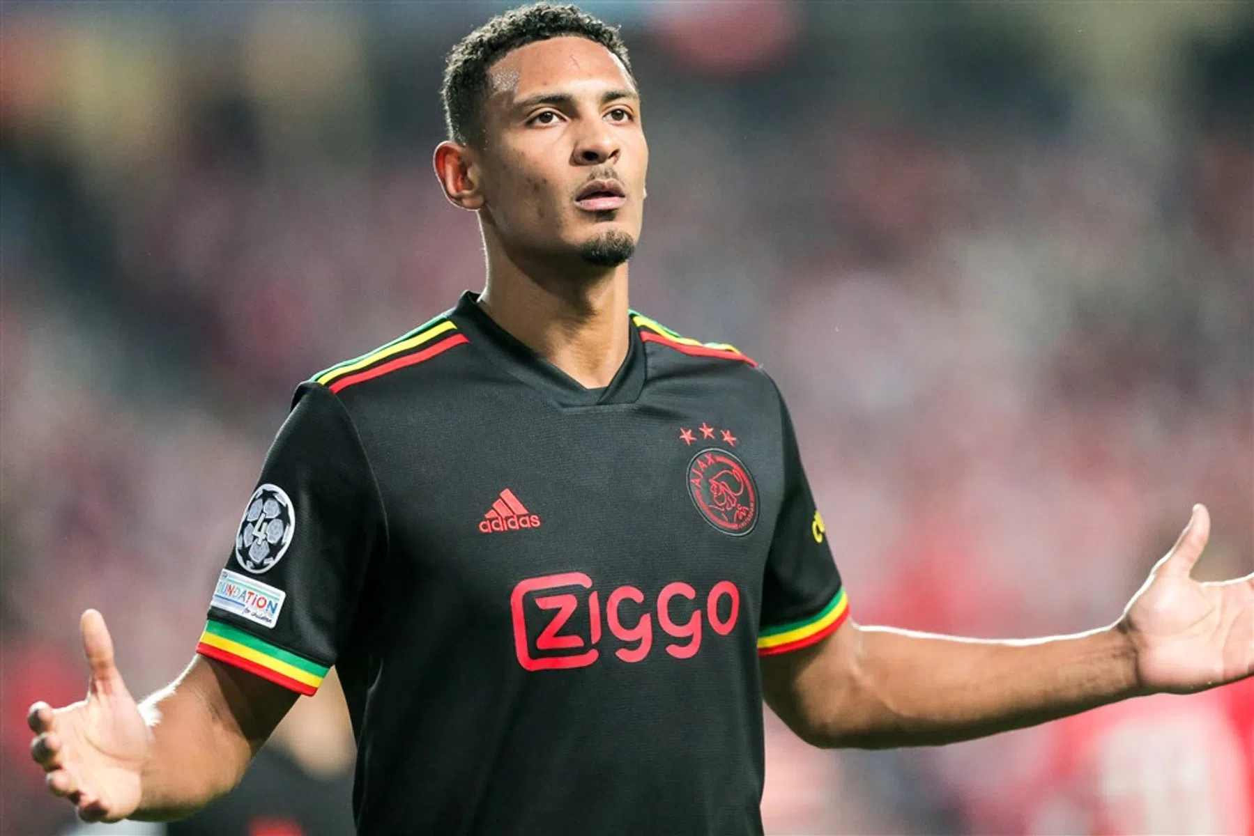 Ajax laat Benfica terugkomen in enerverend voetbalgevecht 