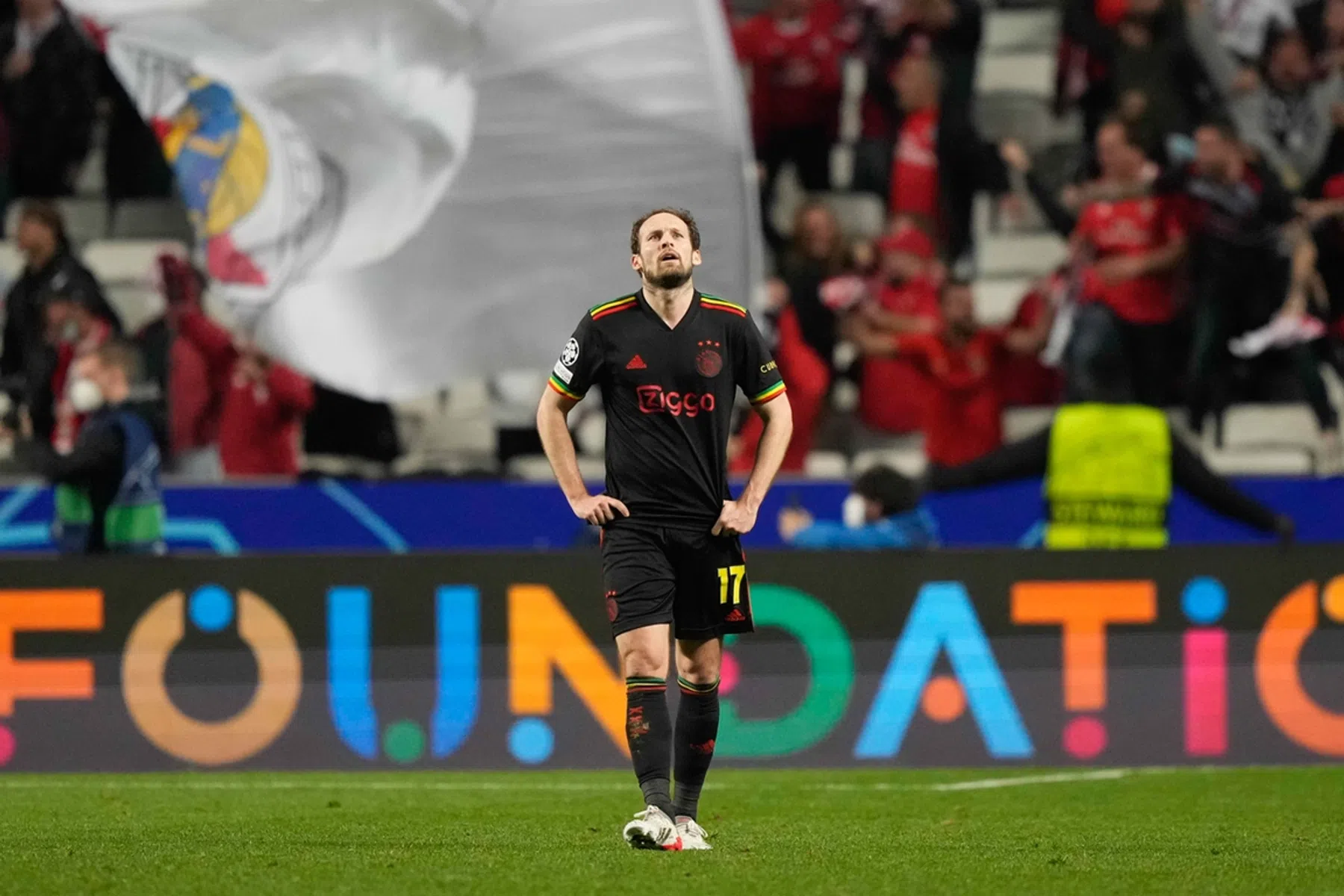 Sneijder kritisch op 'jeugdige' Blind en Gravenberch: 'Mag niet gebeuren'