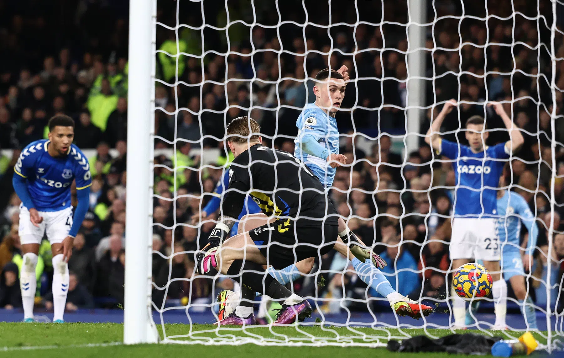 Everton gelooft ogen niet na penaltymoment, Foden redt Man City