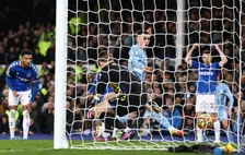 Thumbnail for article: Everton gelooft ogen niet na penaltymoment, Foden redt Man City