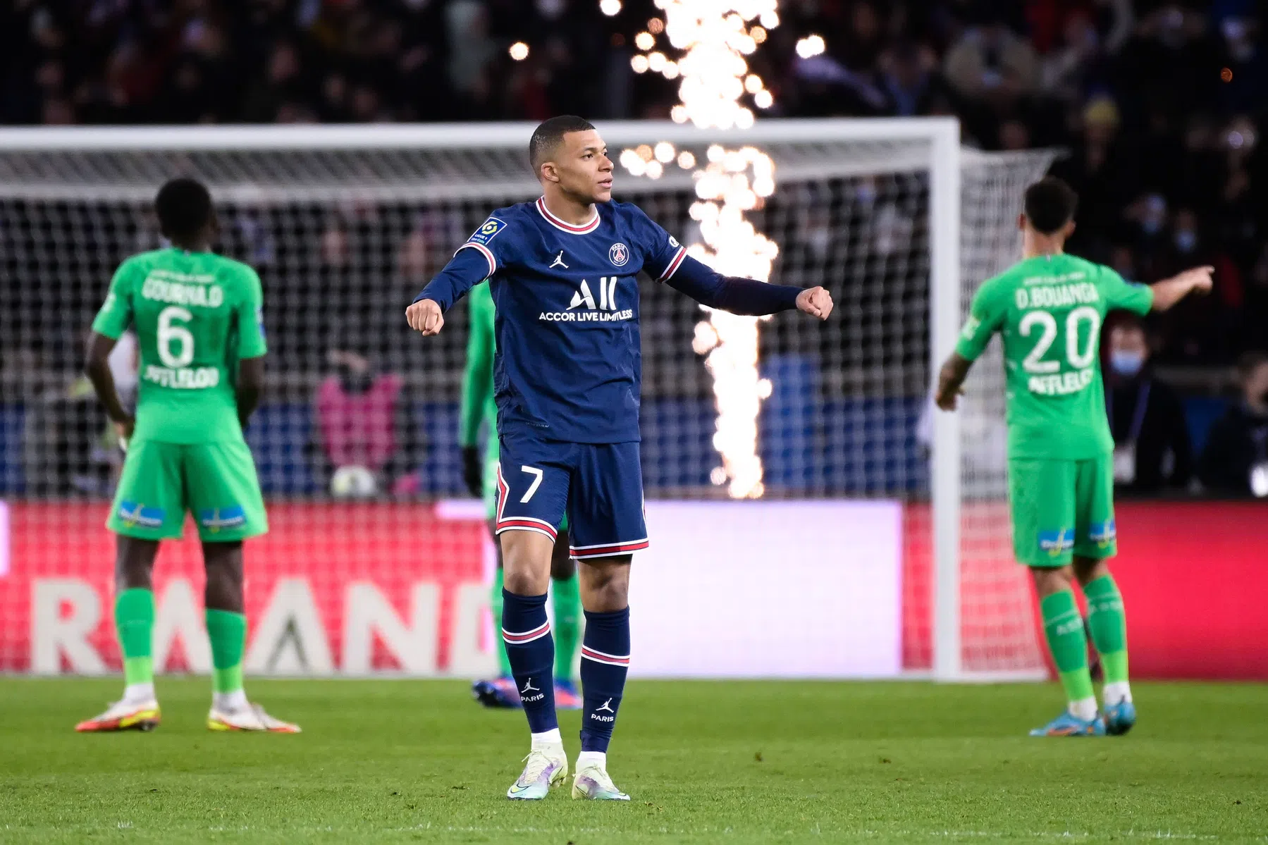 Weergaloze Mbappé evenaart Ibrahimovic, twee assists Messi