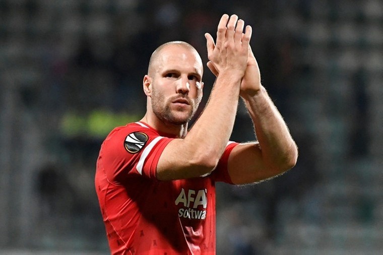 AZ neemt voor aftrap tegen Ajax afscheid van 'legende' Vlaar