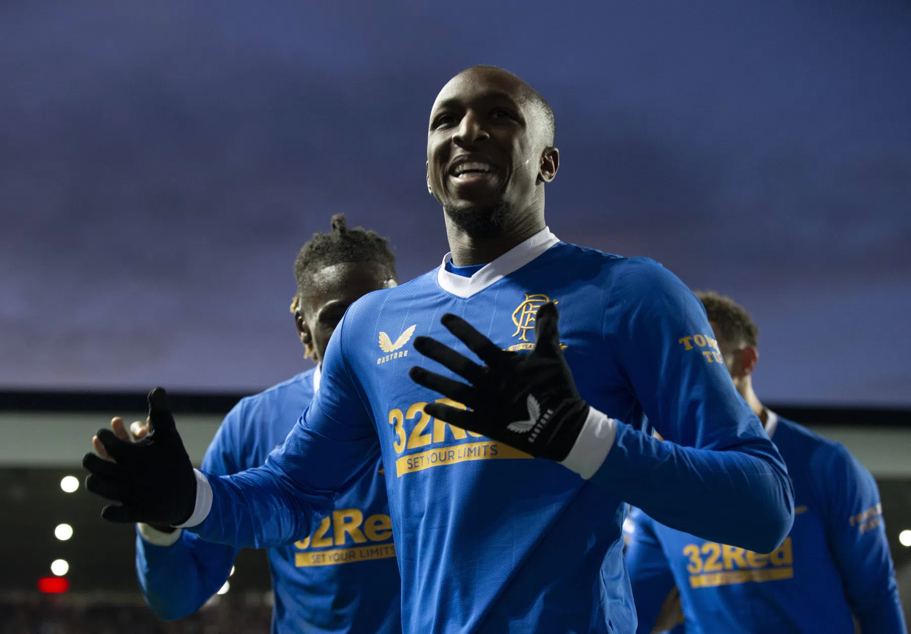 Van Bronckhorst haalt opgelucht adem, fans hekelen nieuw toernooi