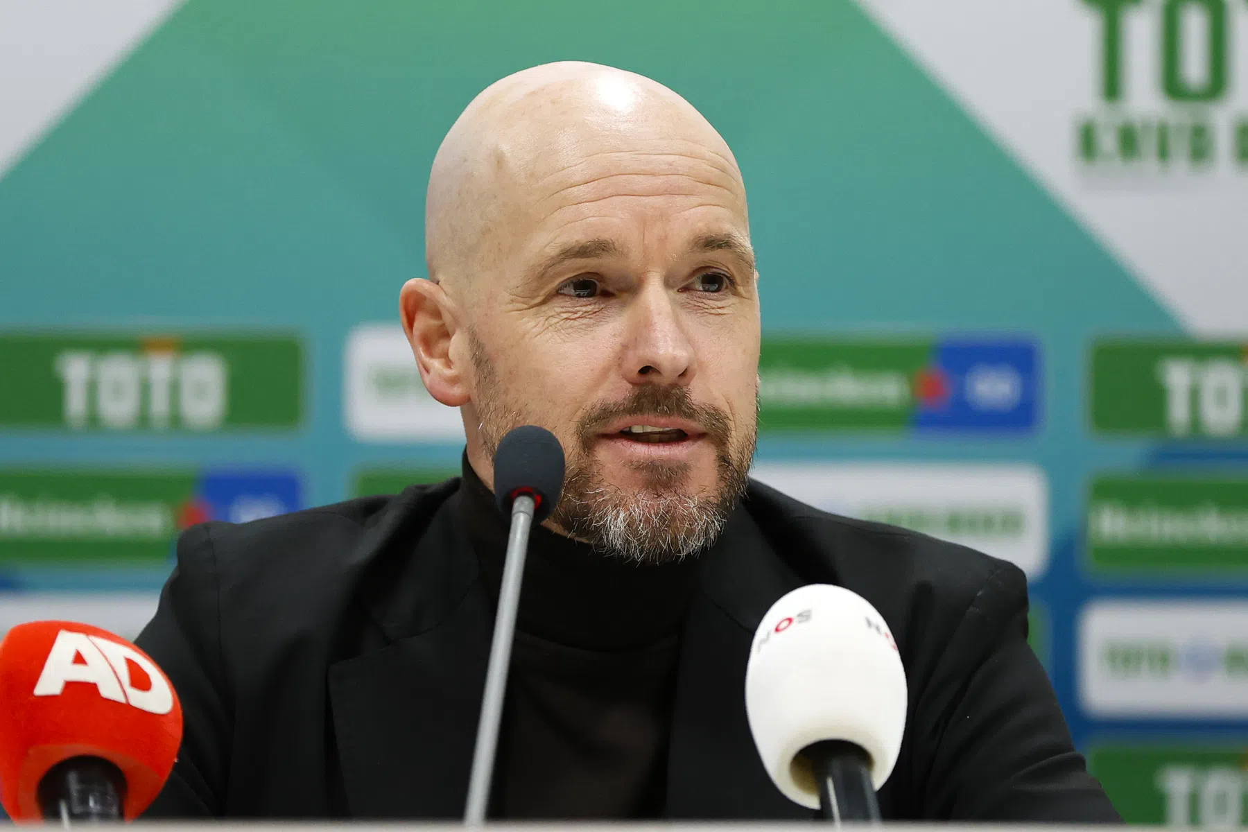 Ten Hag reageert op valpartij Martínez: 'Ik heb het namelijk gezien'