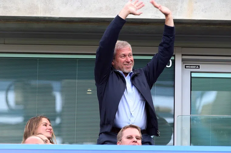 Engelse politiek en media jagen op Abramovich: 'Toekomst Chelsea onzeker'