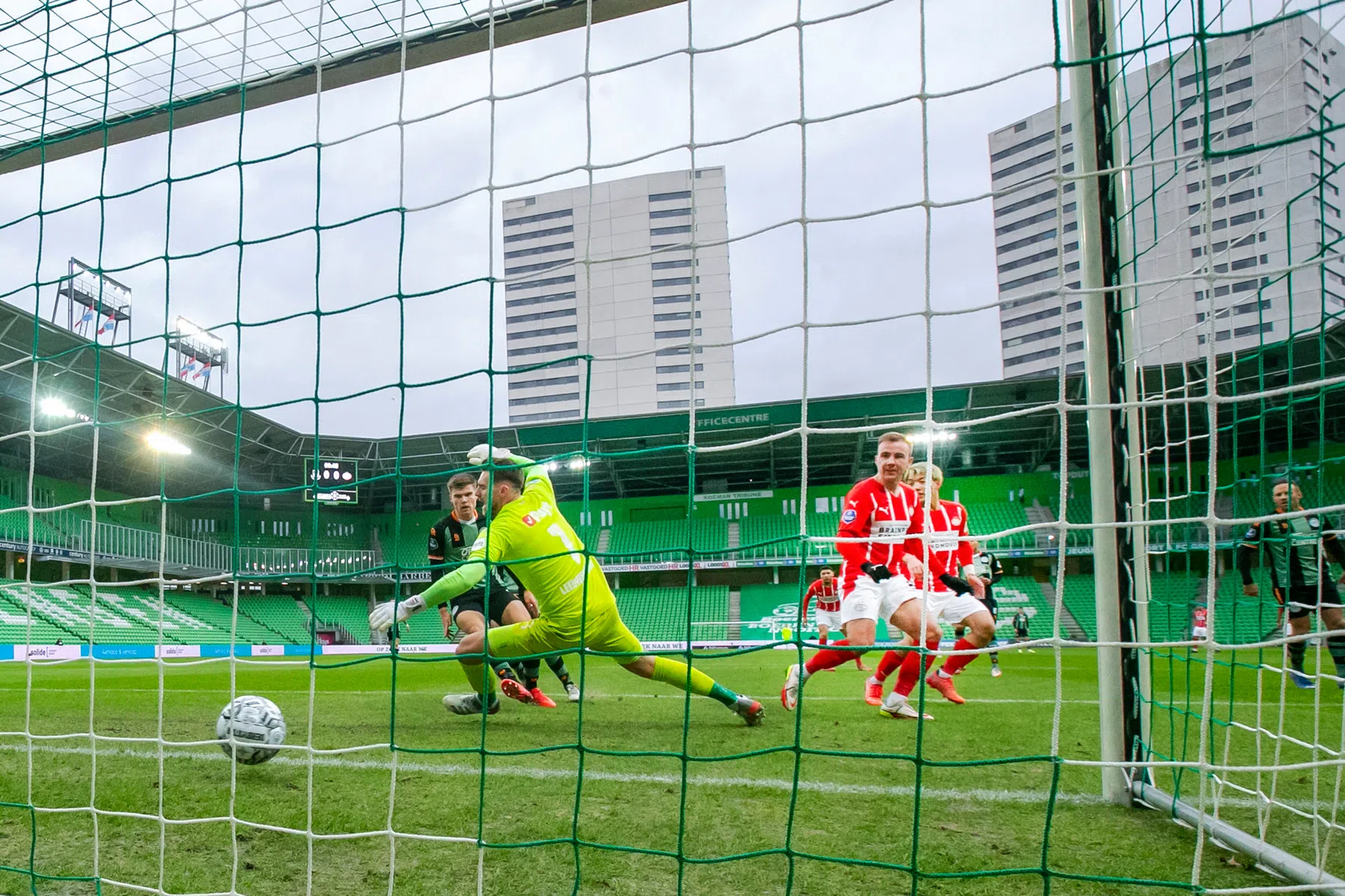 Alle clubs op een rij: de financiële cijfers van twee gevreesde coronajaren