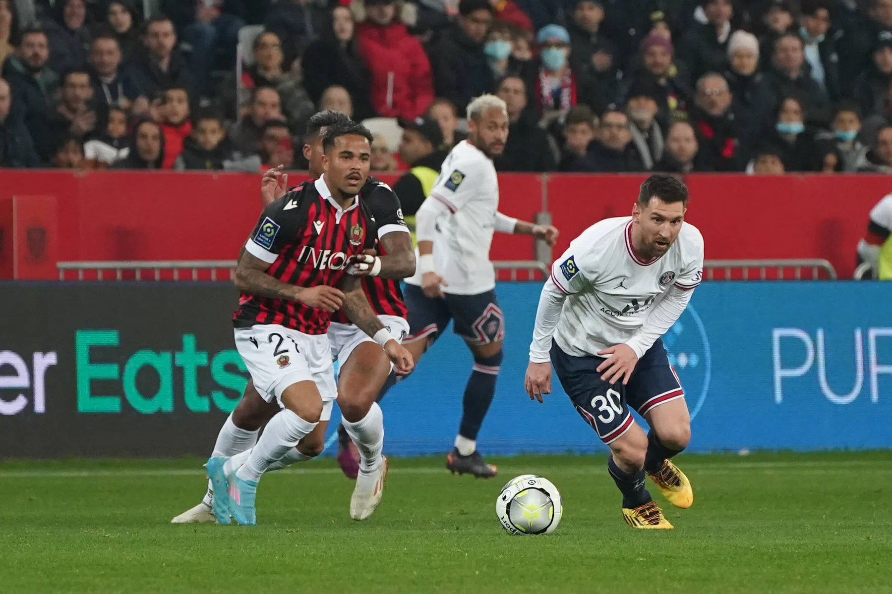 OGC Nice straft apathisch PSG af na ragfijne assist van Stengs