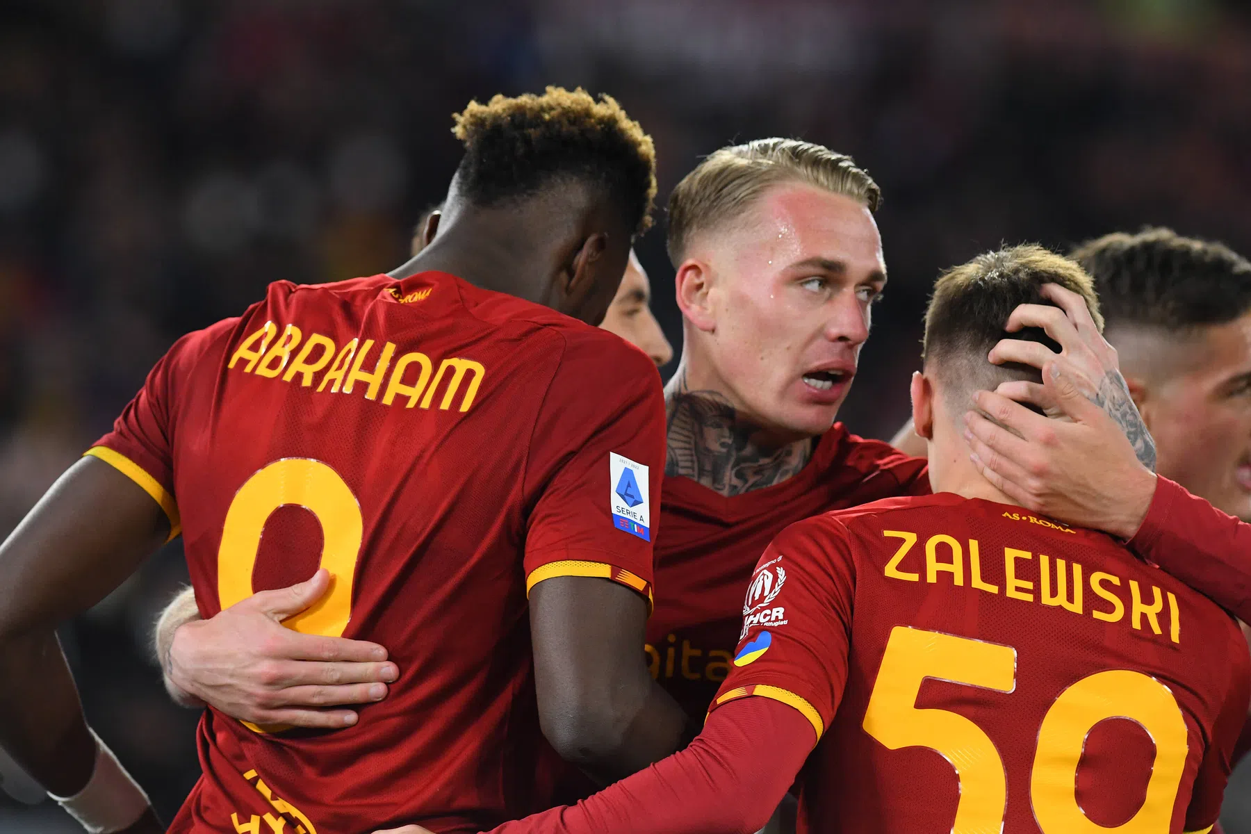 Plek vijf is prooi voor AS Roma na voorassist Karsdorp, De Roon pakt rood