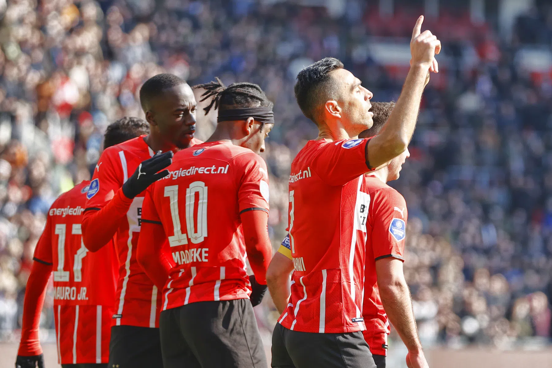 PSV voert druk op Ajax op: gehavend Heracles ontsnapt aan grote nederlaag