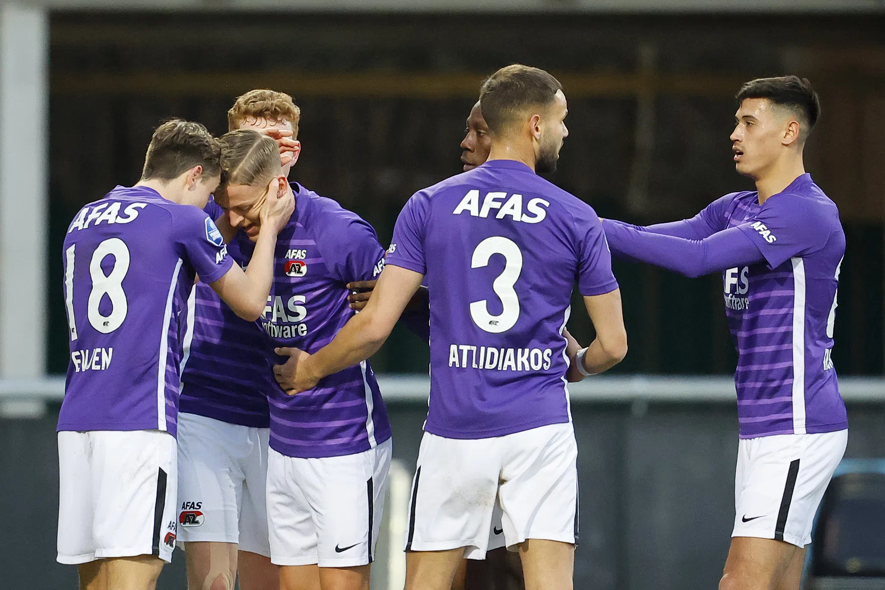 AZ hijgt Feyenoord in de nek dankzij Karlsson