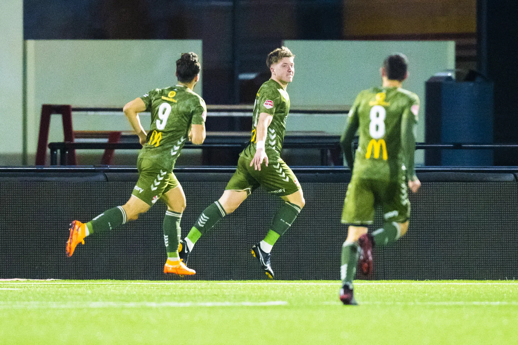FC Emmen herstelt zich in titelstrijd via fouten Jong PSV