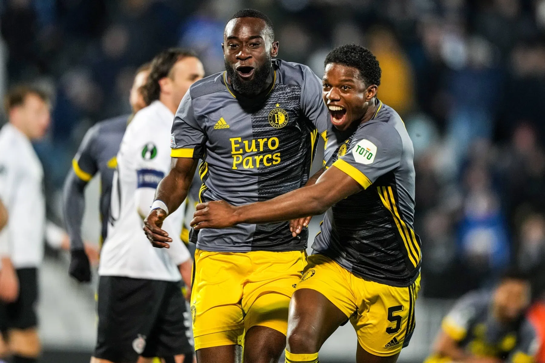 Veerkrachtig Feyenoord zet met fraaie goals grote stap naar volgende ronde