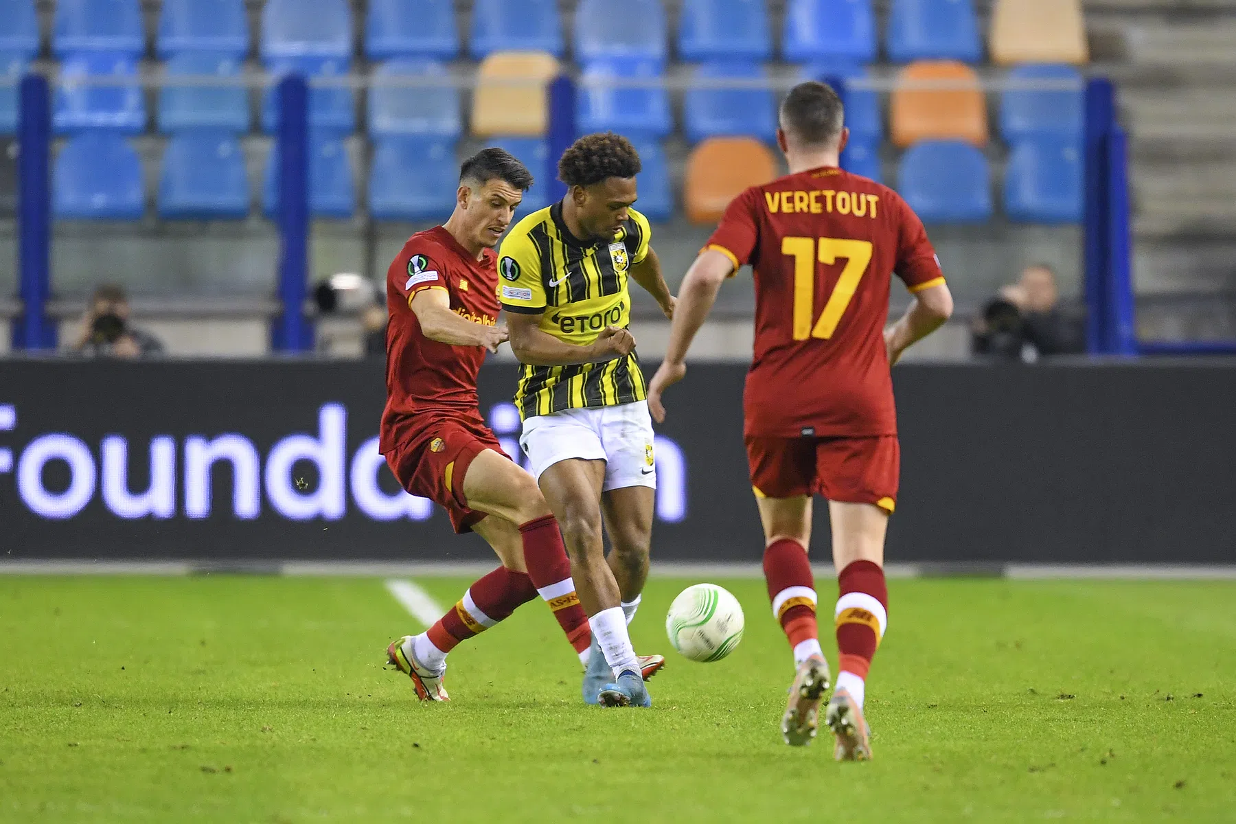 Ongelukkig Vitesse baalt na megamisser Openda tegen AS Roma