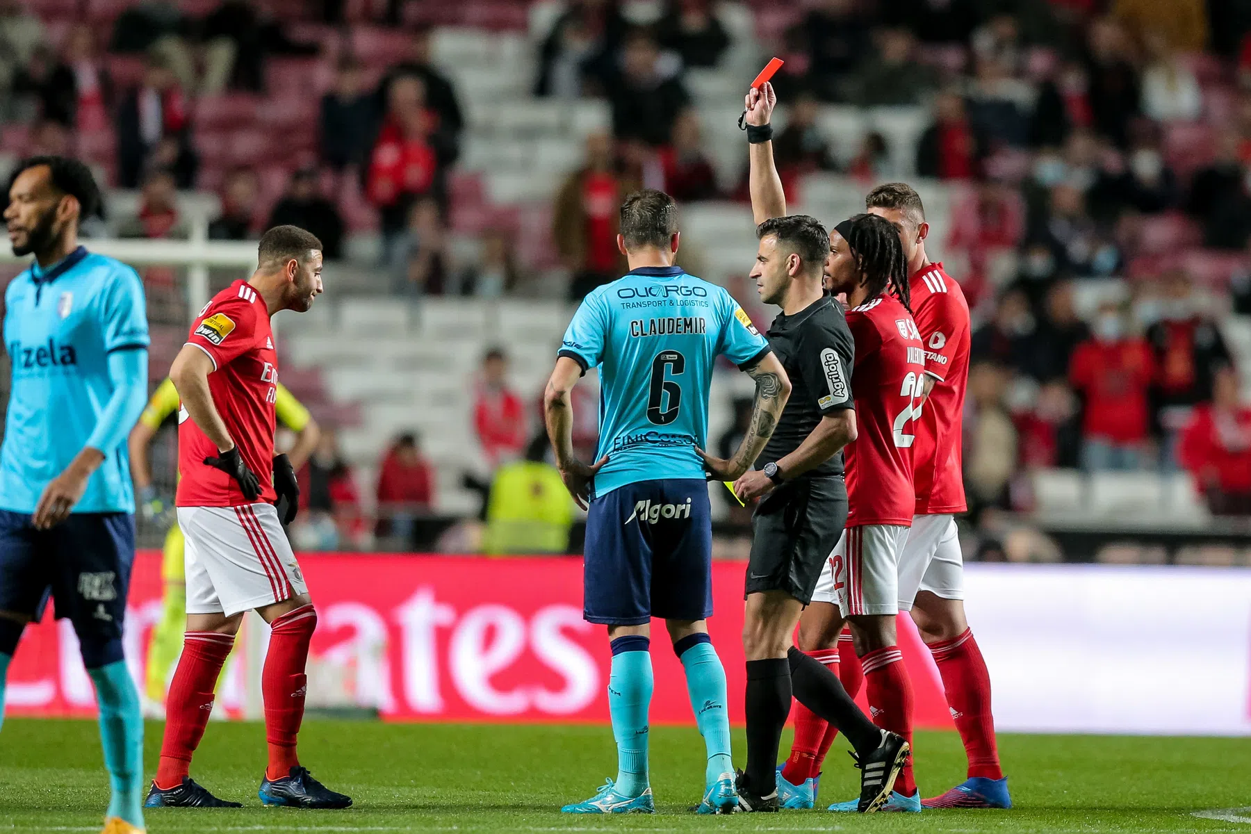 Benfica ziet al na zeven minuten rood, gouden wissel redt punt