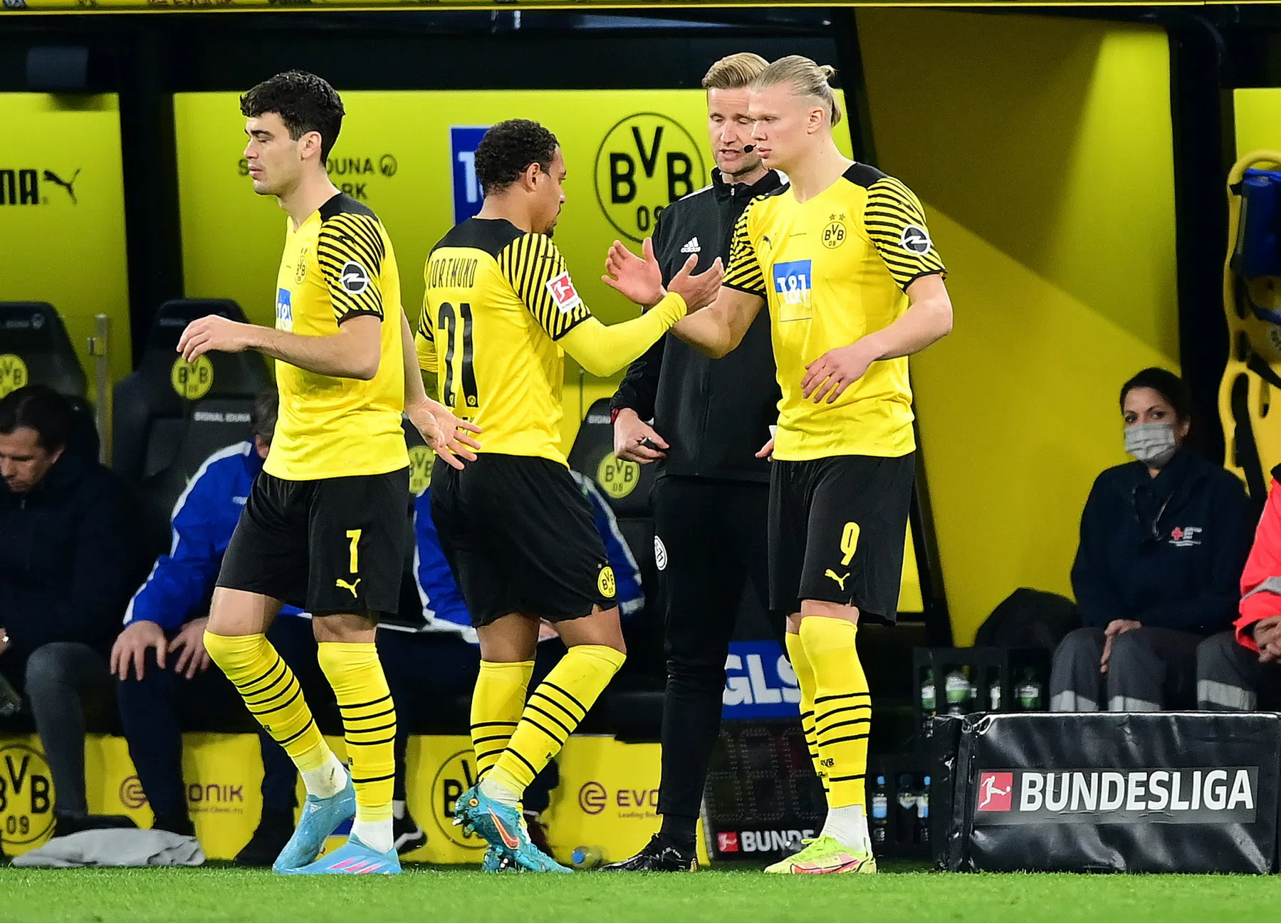 Dortmund profiteert bij rentree Haaland van puntenverlies Bayern