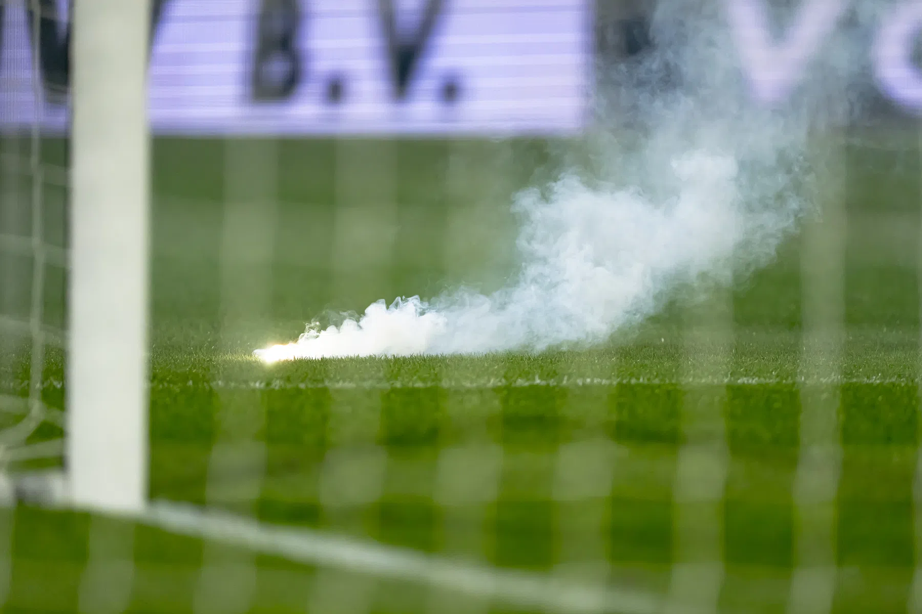 PEC-Feyenoord stilgelegd na vuurwerk op veld