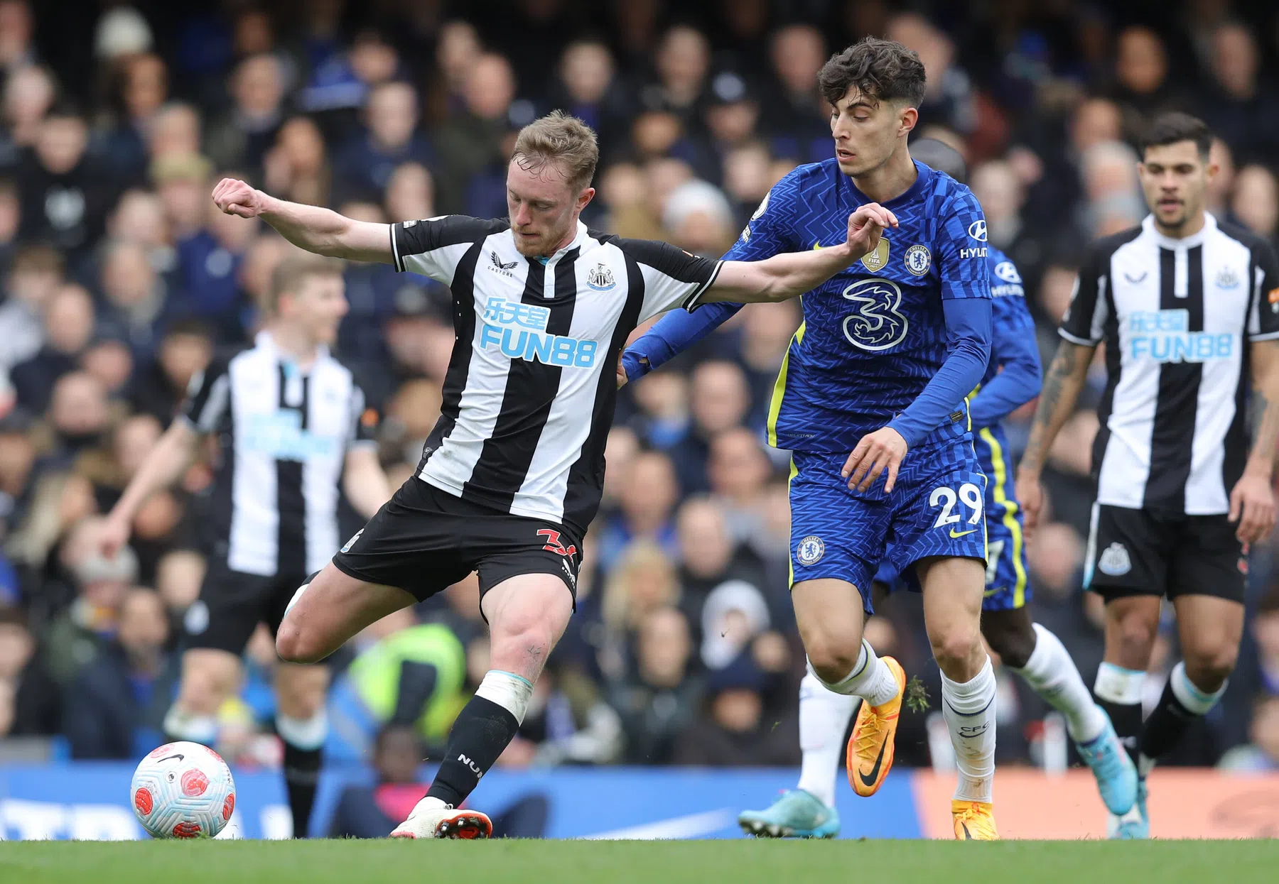 Havertz laat Chelsea ontsnappen, degradatiezorgen Everton nemen toe