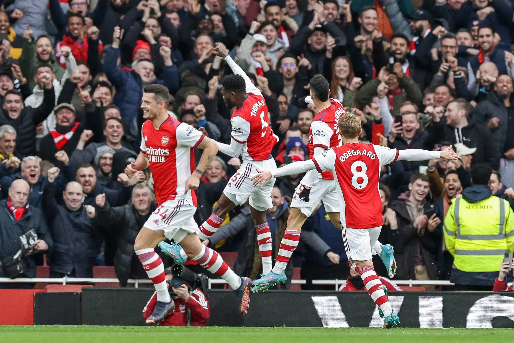 Verrassende doelpuntenmaker en lang VAR-moment: Arsenal weer over Man Utd heen