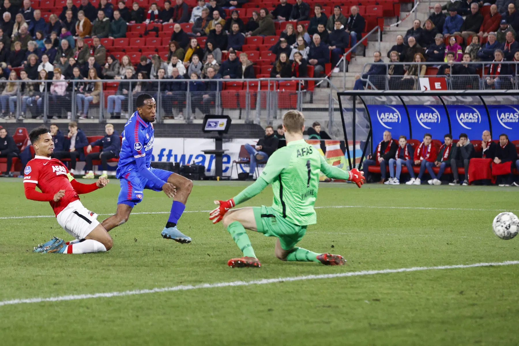 FC Twente verrast pover AZ: Brenet bekroont opvallende entree in Enschede