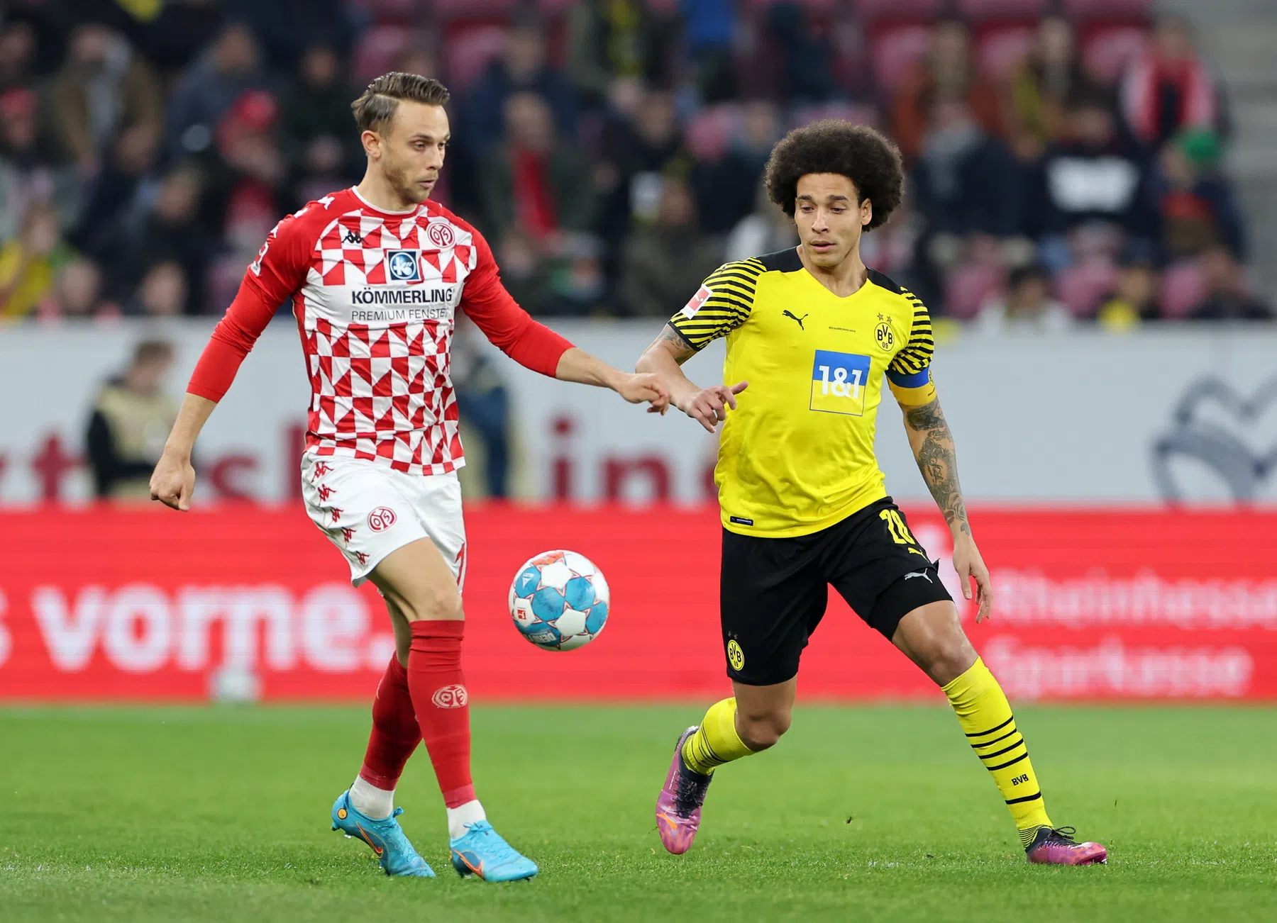 Bevrijdende treffer Witsel zet deur op een kier voor Dortmund in titelstrijd