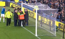 Thumbnail for article: Bizarre beelden in de Premier League: man bindt zich vast aan doelpaal