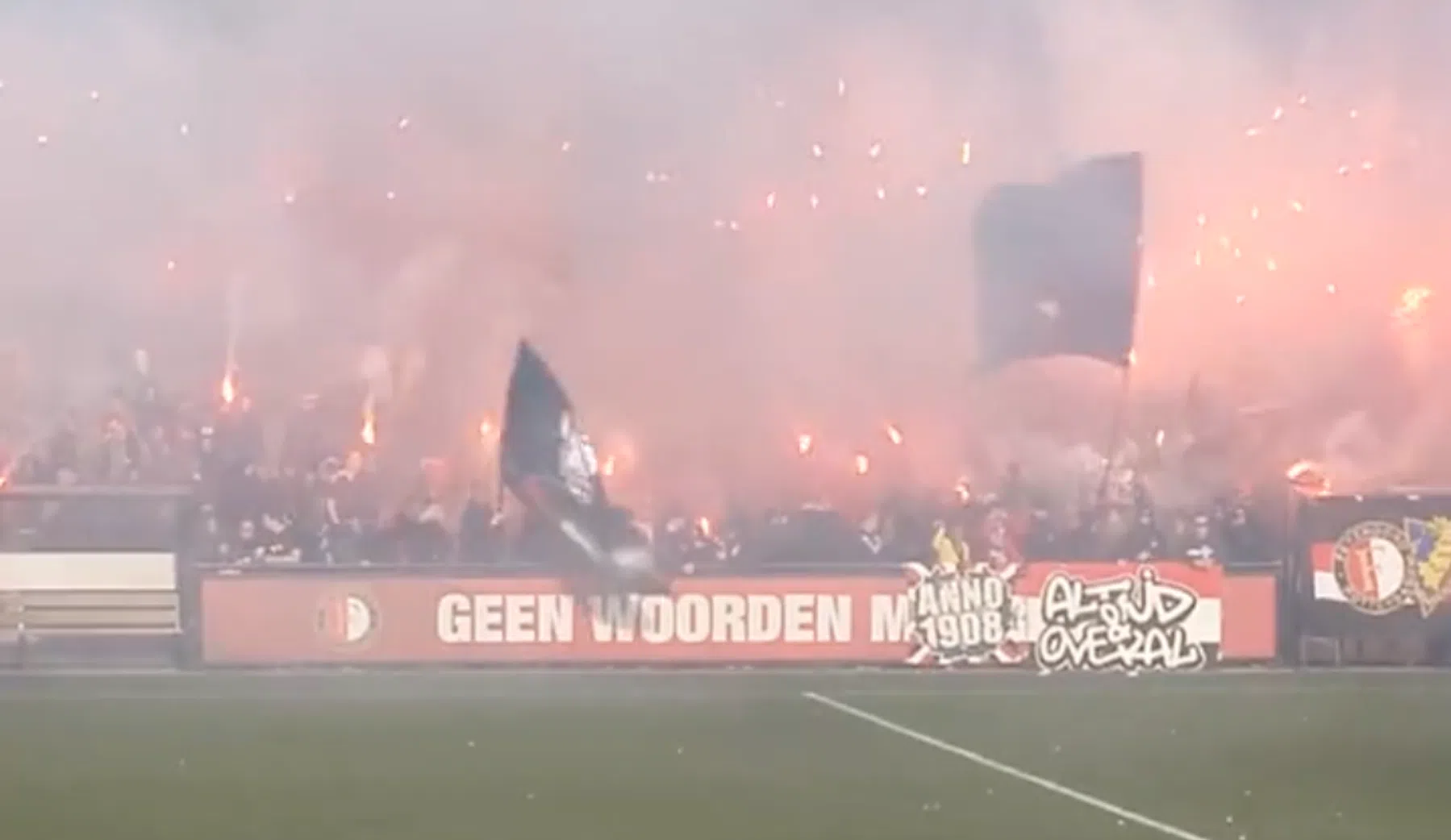 Duizenden supporters zwaaien spelers Feyenoord uit voor De Klassieker