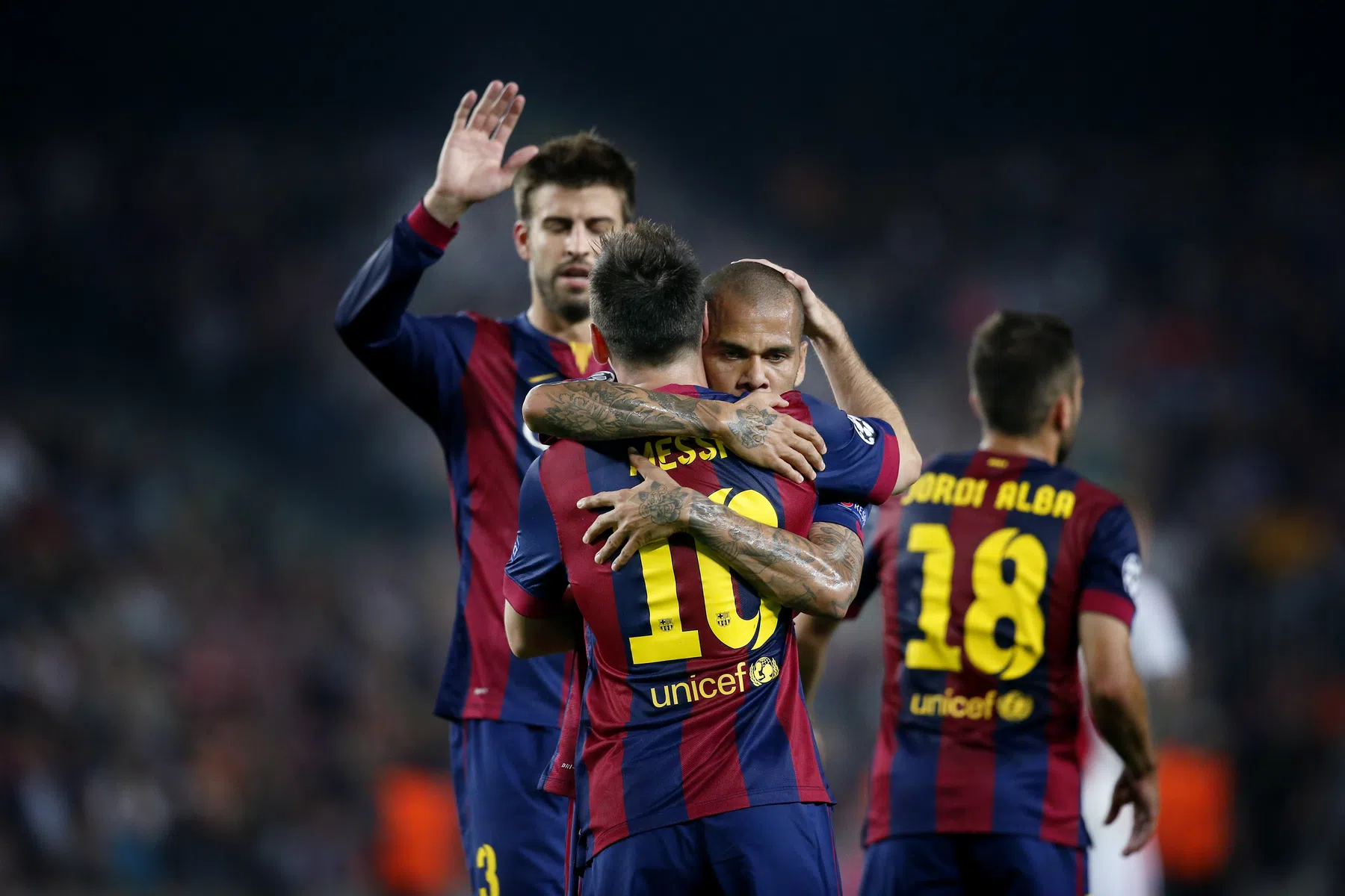 Dani Alves wil Messi naar Barça lokken: 'Hij is niet op zijn plek daar'