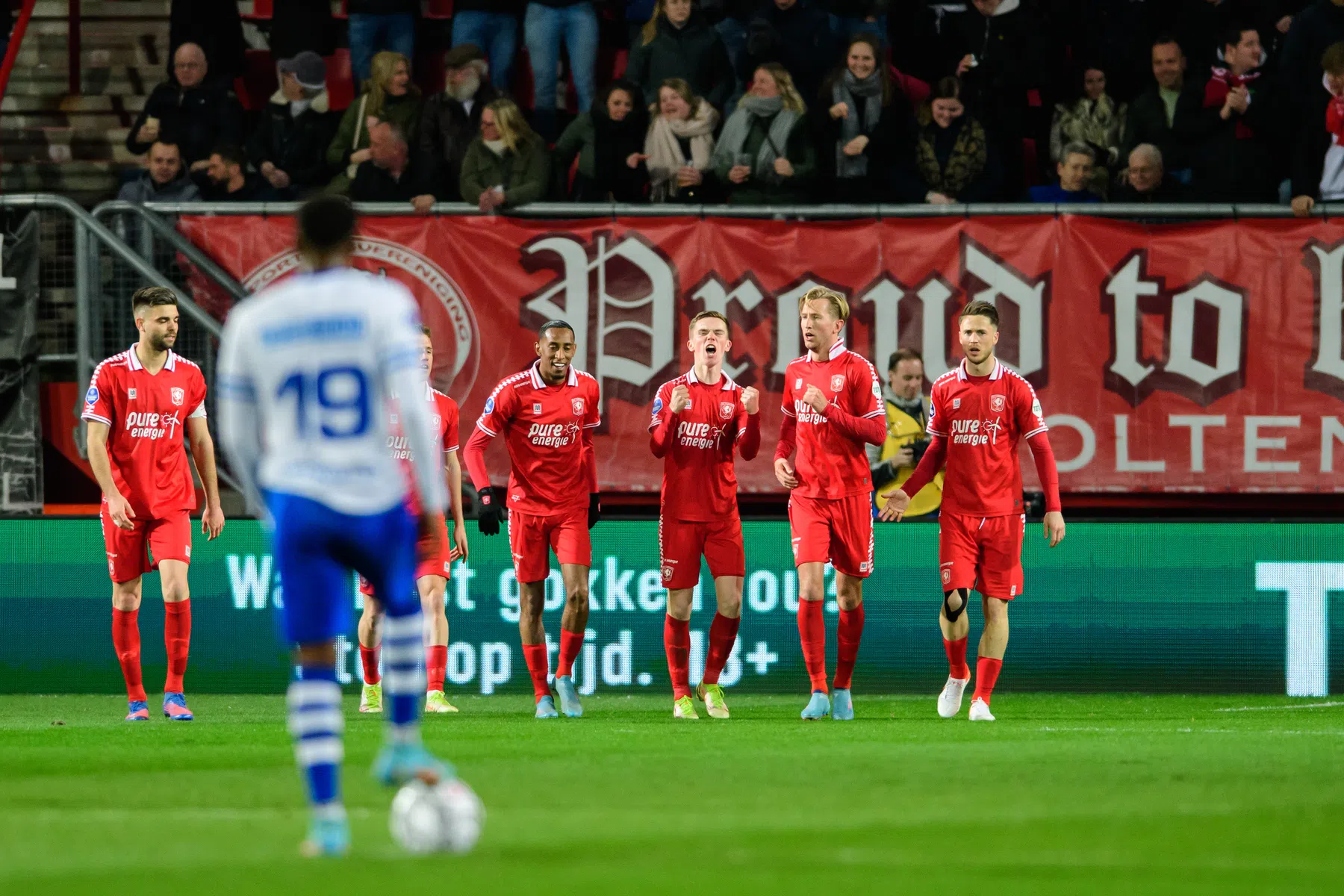 FC Twente hijgt dankzij Rots en Unnerstall Feyenoord in de nek