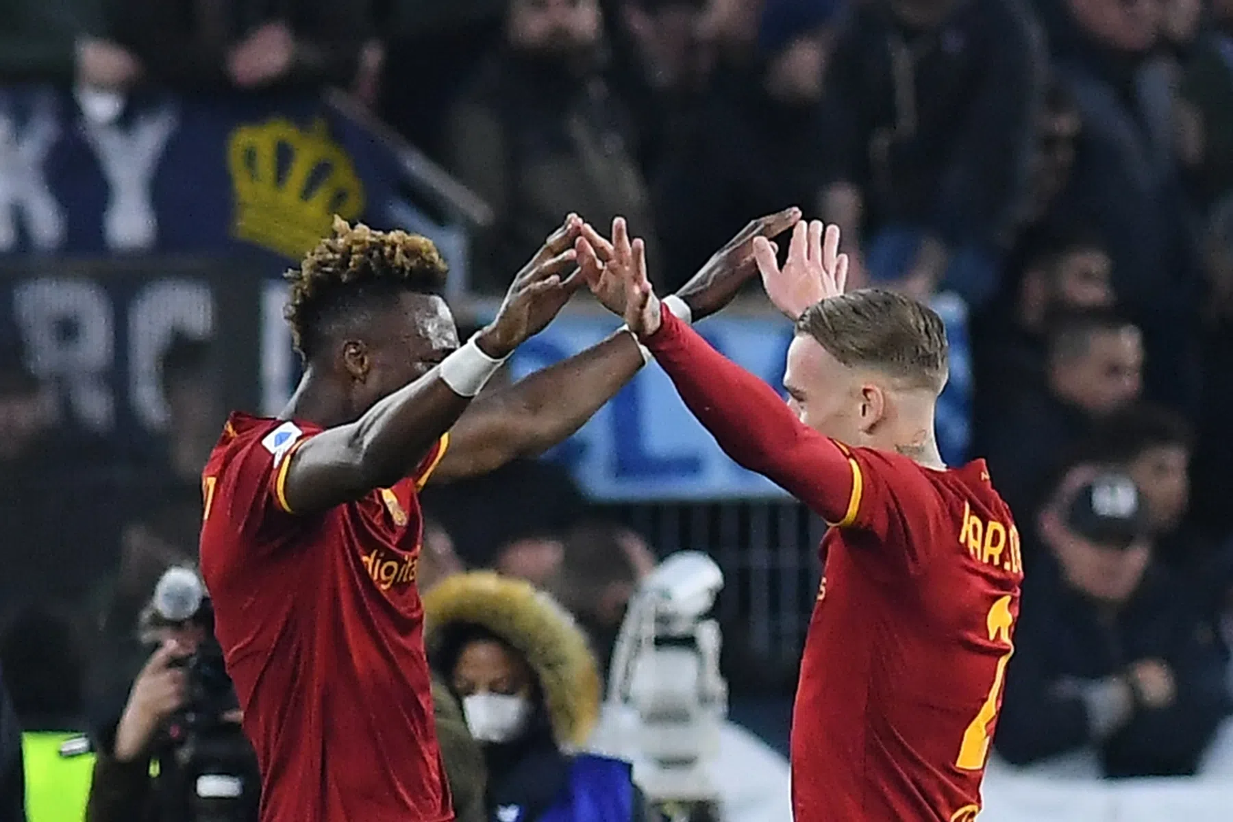 Mourinho lacht het laatst na perfecte assist Karsdorp en fraaie vrije trap