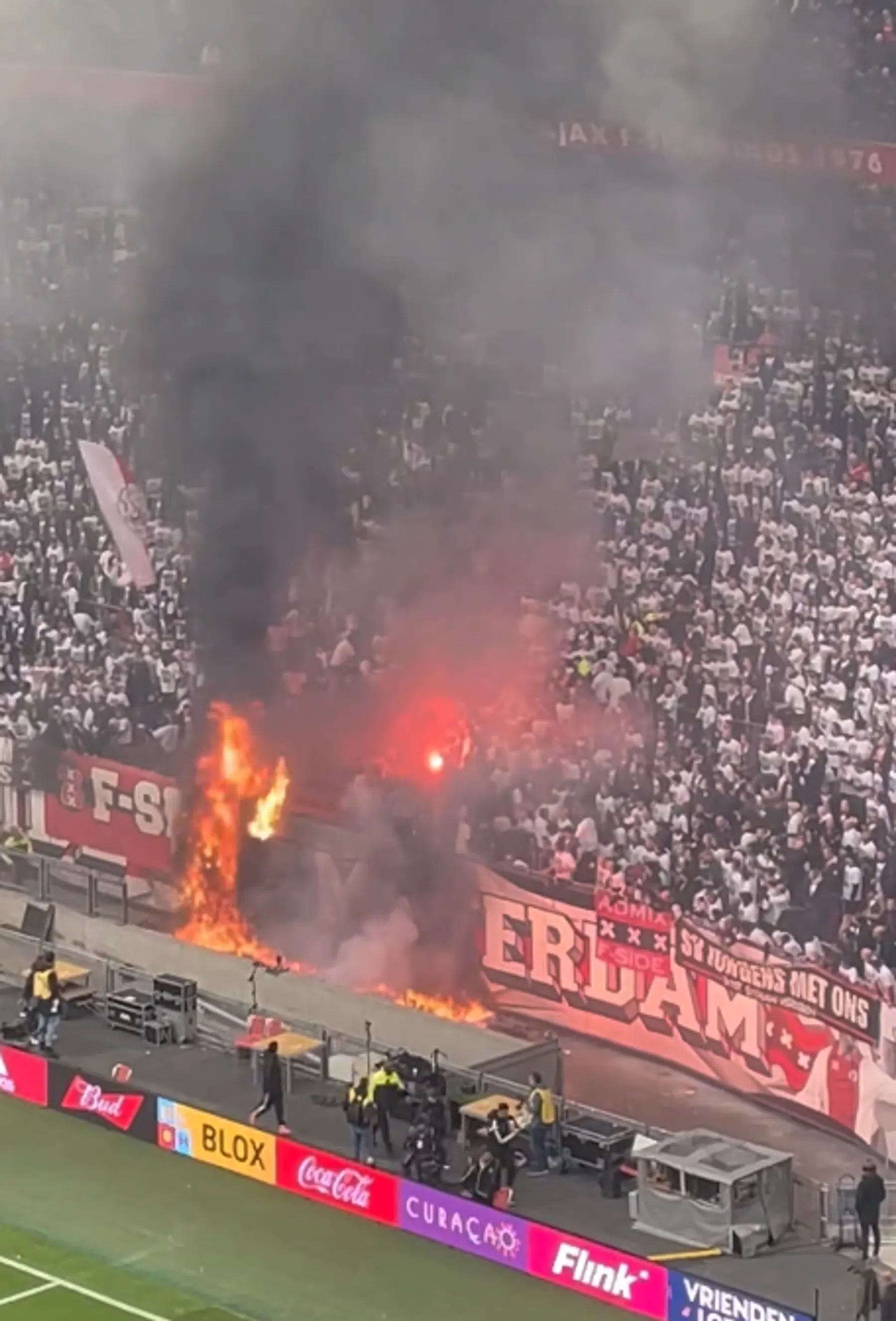 Aftrap Klassieker vijf minuten later door brand na sfeeractie