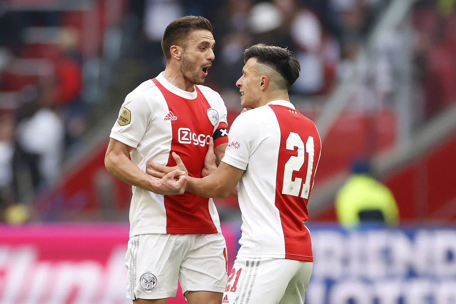 Van Hanegem haalt uit: 'Antony doet gek, Martínez doet nog gekker'