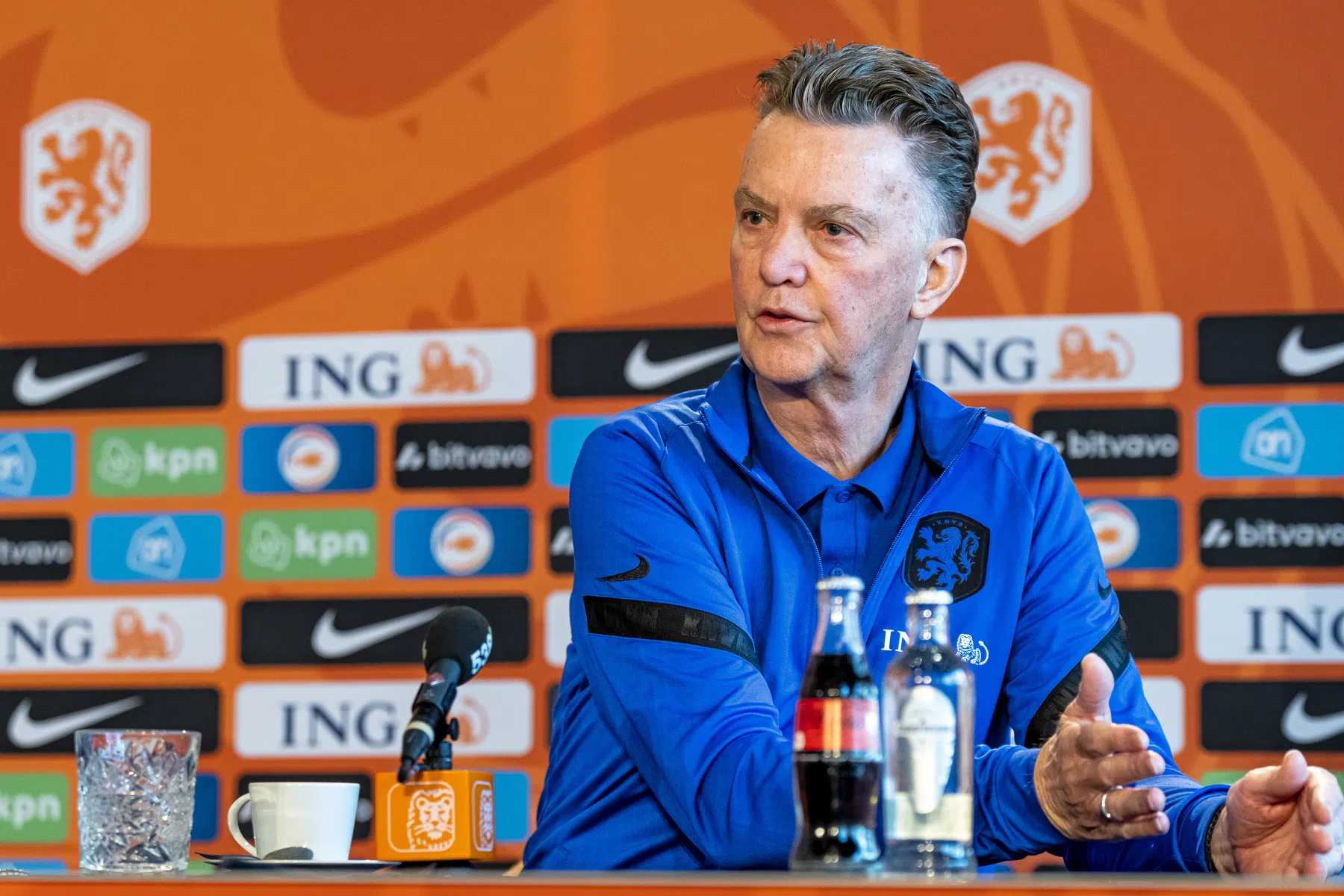 Oranje heeft bondscoach op tijd terug: Van Gaal uit isolatie