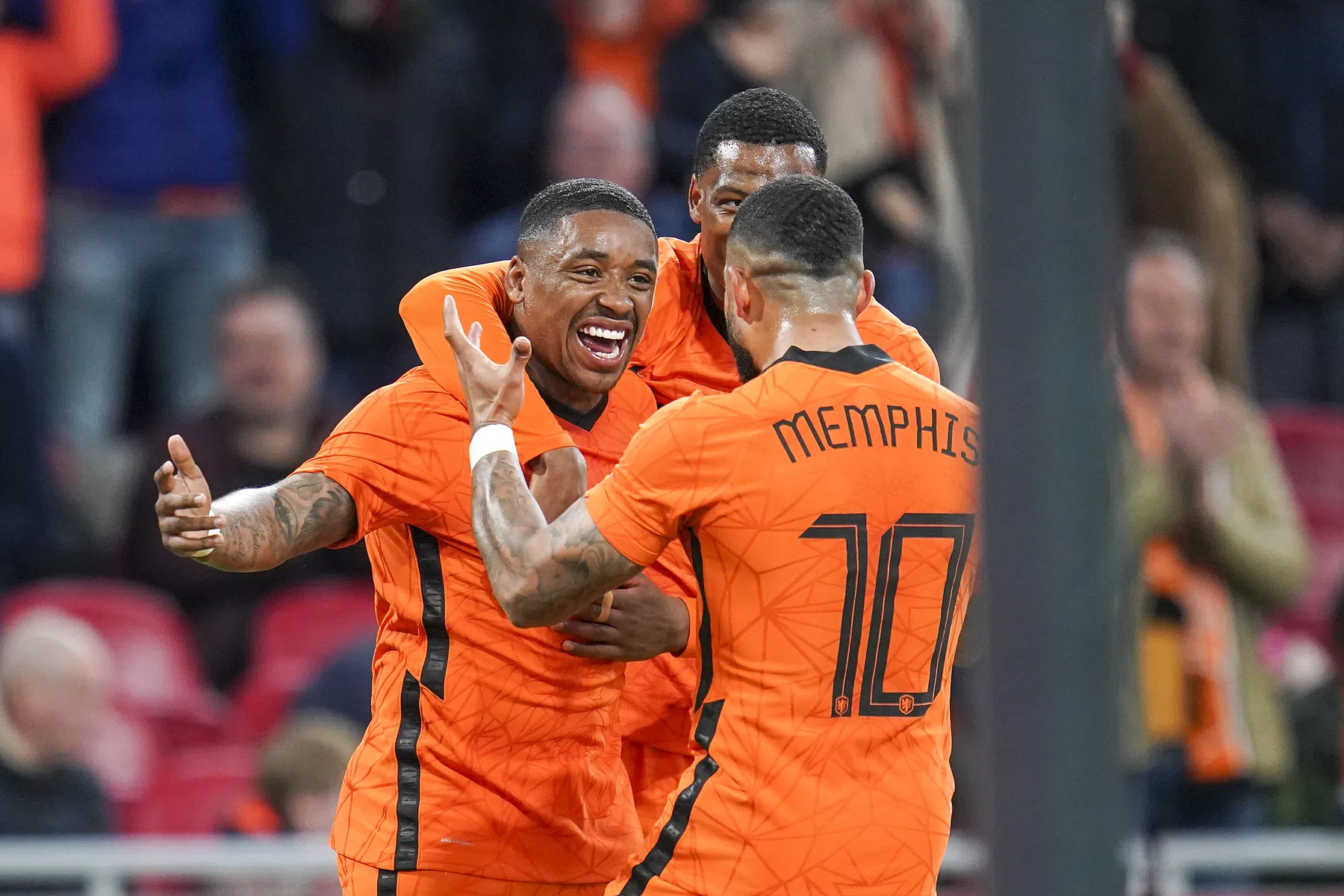 Bergwijn beslist heerlijk voetbalgevecht met Denemarken
