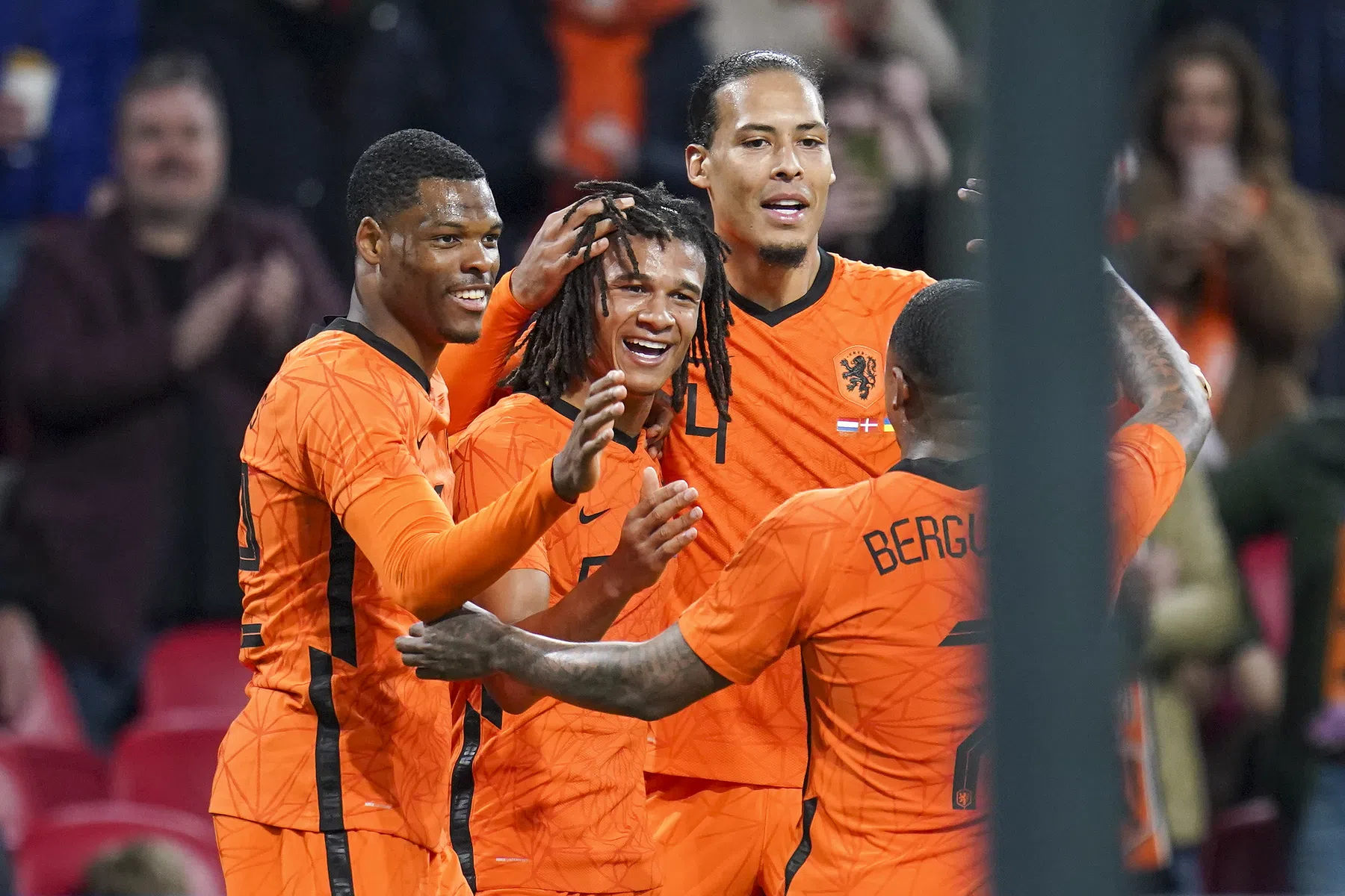Oranje richt zich op: kopgoal Aké en Memphis klimt op topscorersranglijst