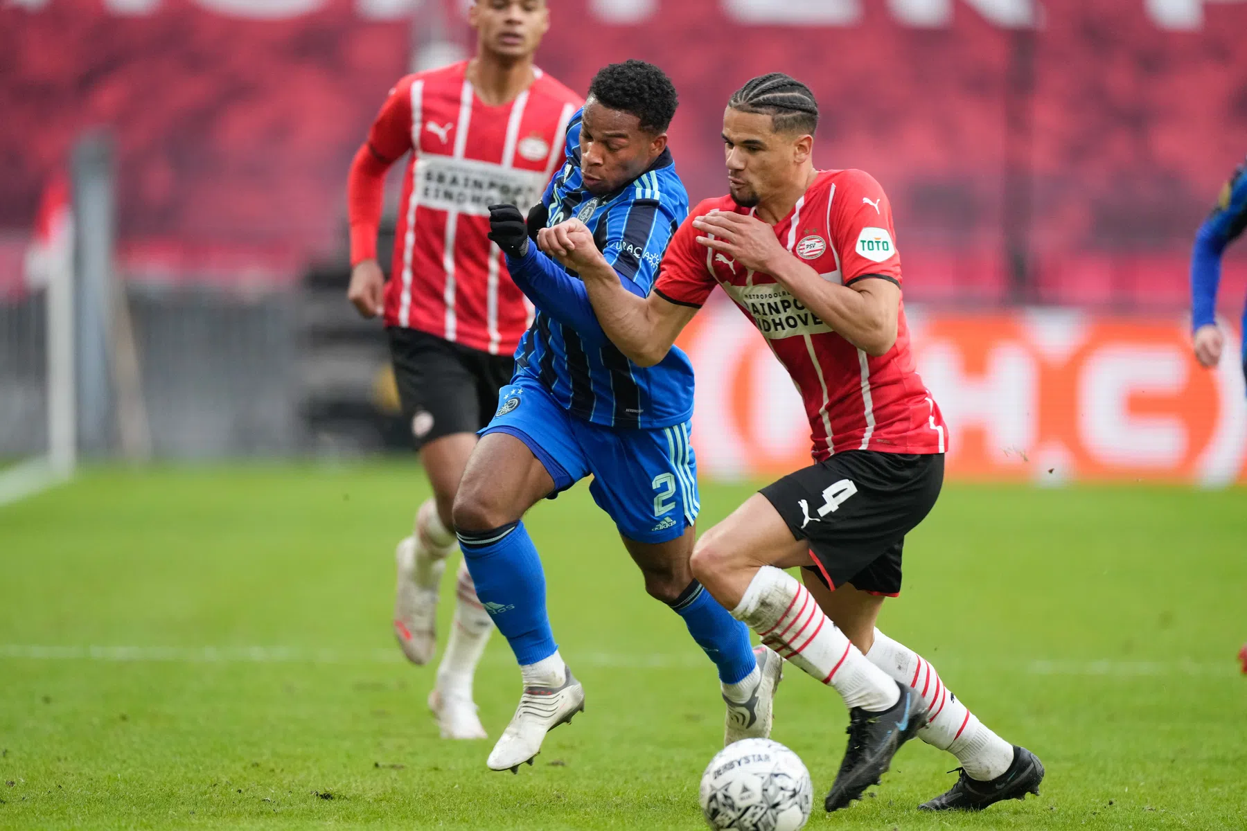 Verbeterd PSV doet defensief steeds minder onder voor wankelend Ajax