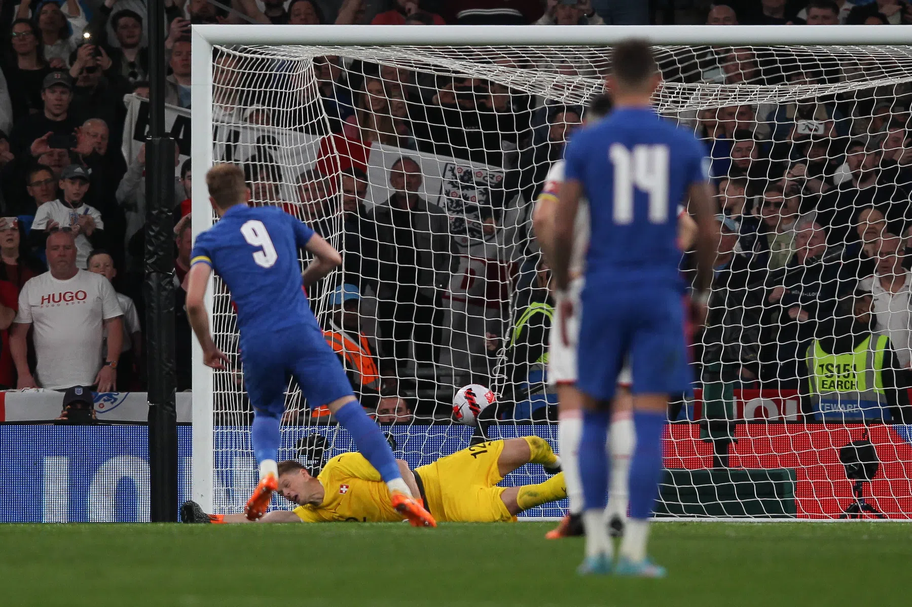 Kane evenaart Sir Bobby Charlton op lastige avond voor Engeland