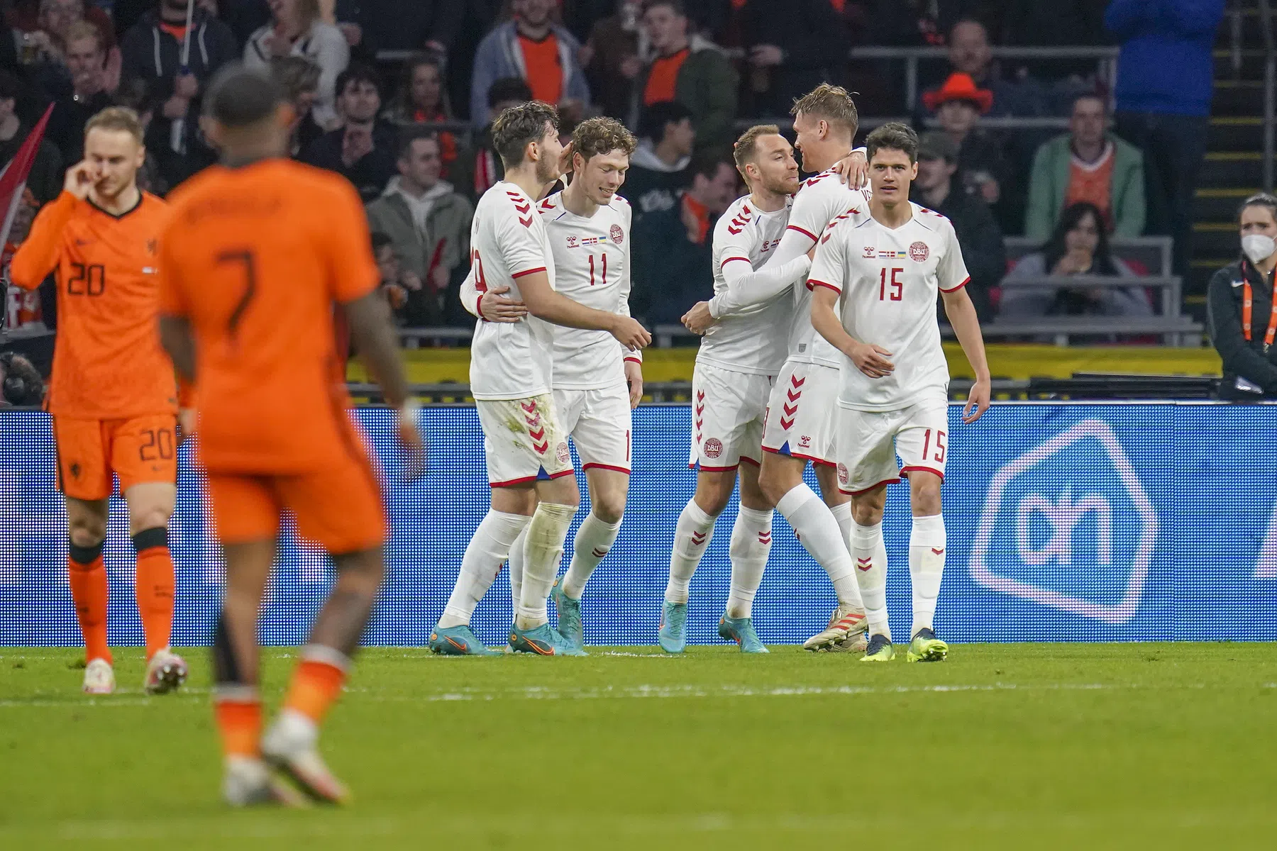 Staande ovatie van Johan Cruijff Arena bij rentree en treffer Eriksen