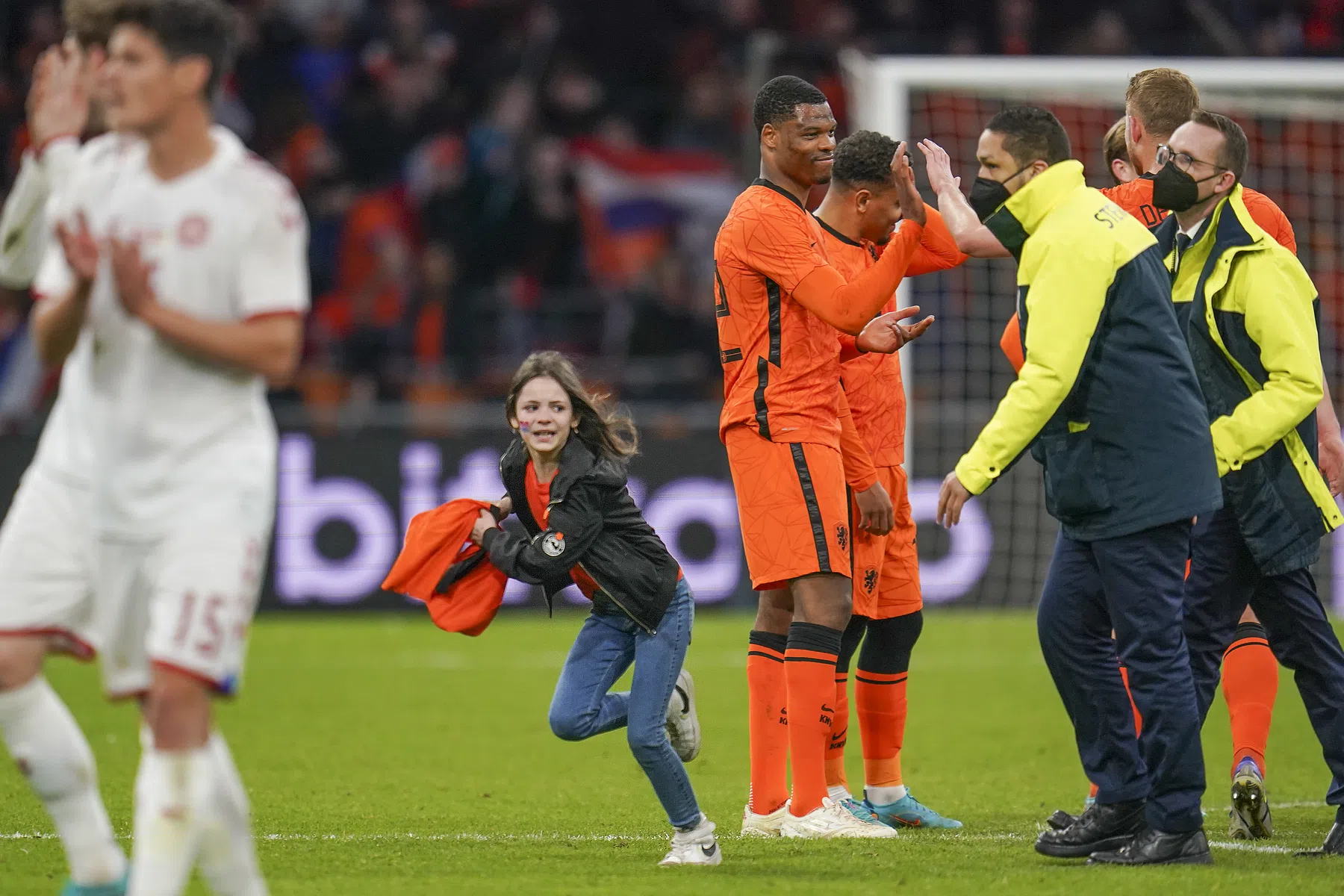 KNVB kondigt sancties aan tegen muntjesgooiers en veldbetreders