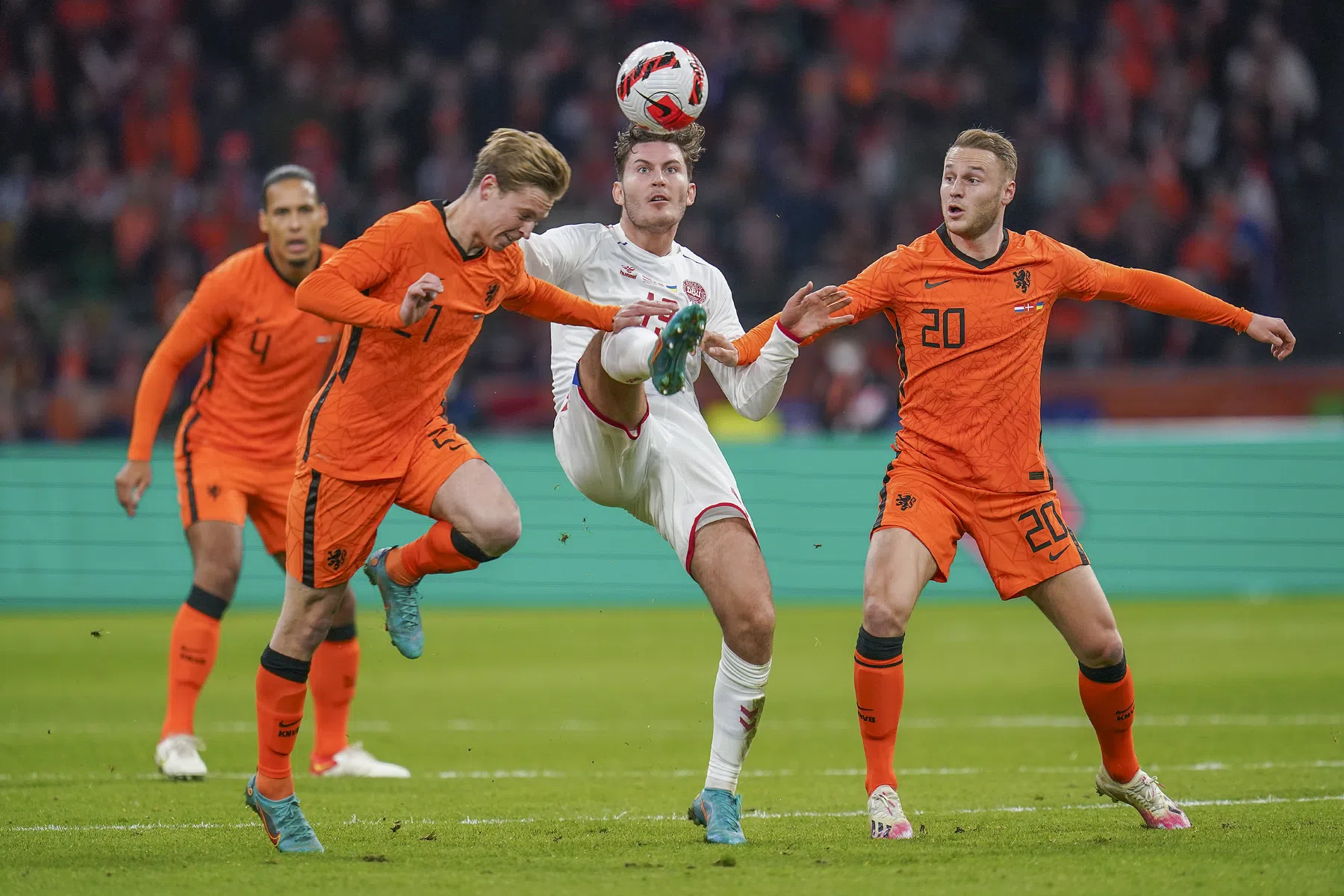 Van Hanegem looft Koopmeiners: 'Hij laat Frenkie de Jong beter spelen'