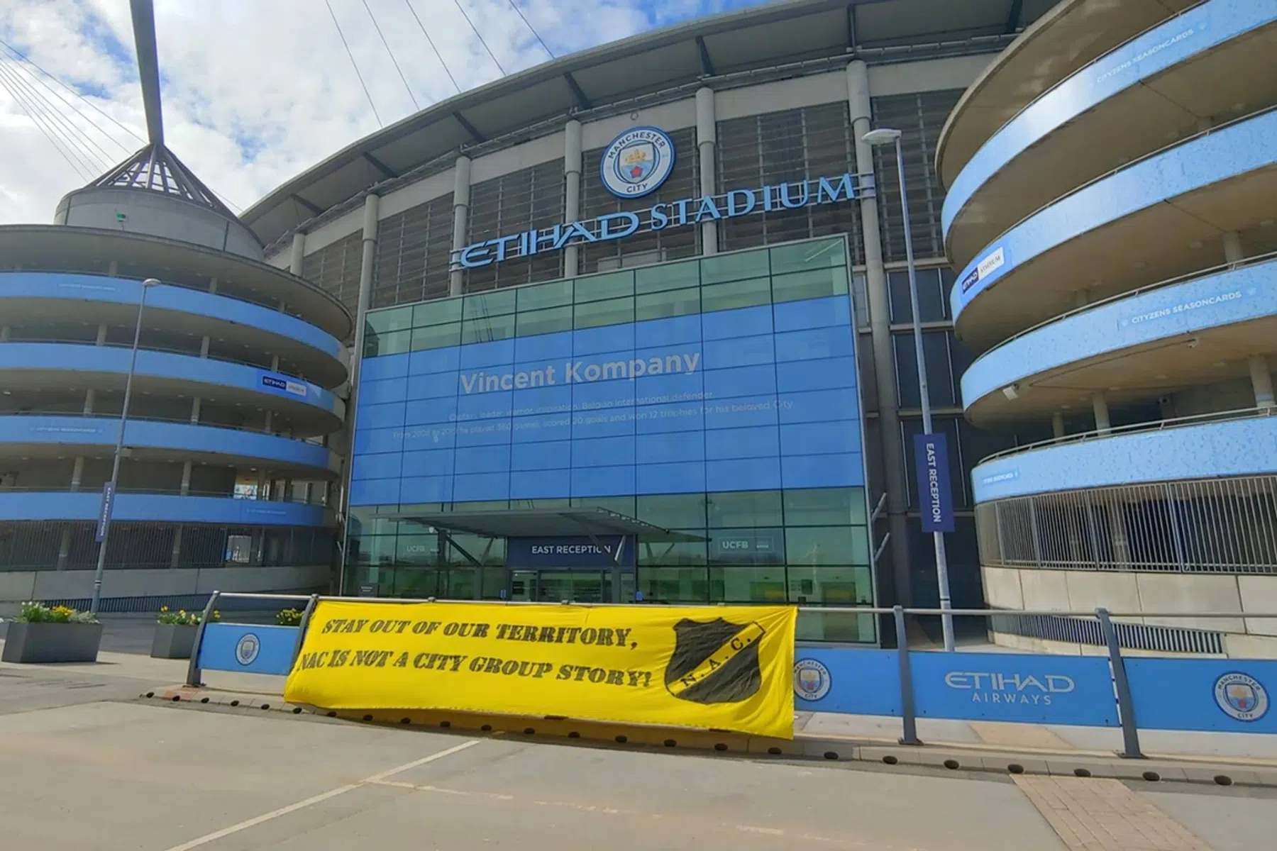 Boze NAC-fans melden zich in Manchester: 'Blijf uit onze buurt!'