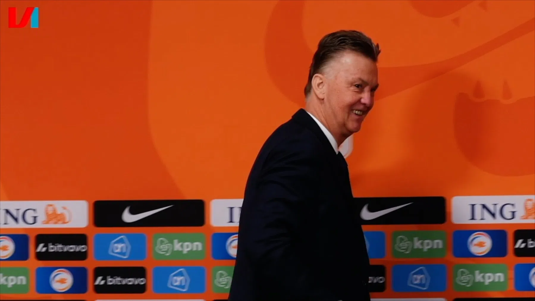 Van Gaal neemt journalisten in de maling met zomertijd: 'Uurtje teruggezet hè?'