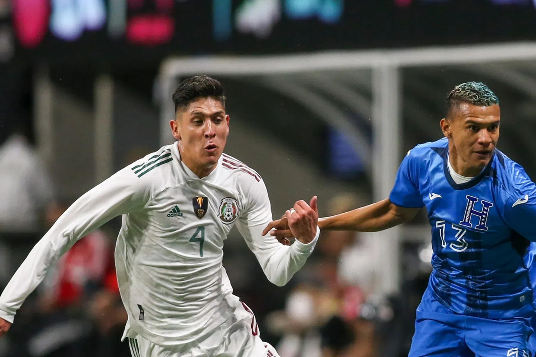 Zeldzame goal Álvarez brengt Mexico op de drempel van WK