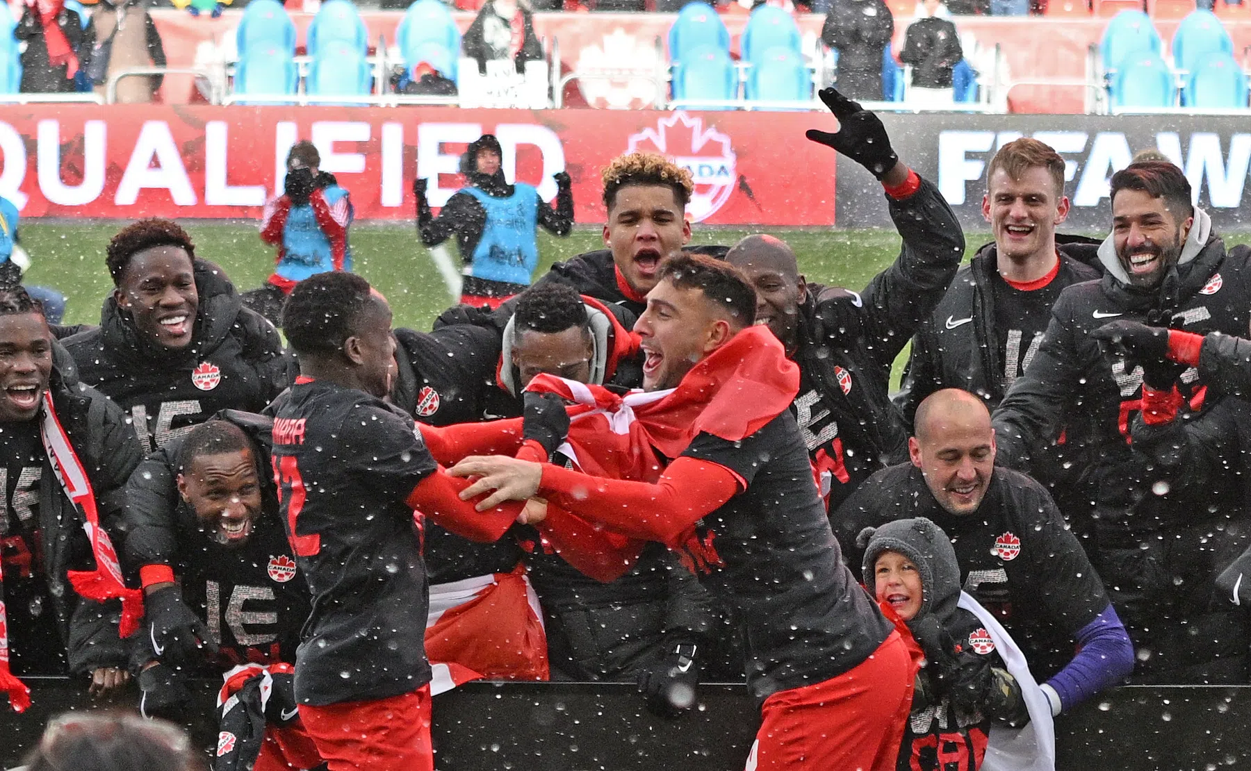 Thuiszitter Davies overmand door emoties na historische prestatie Canada