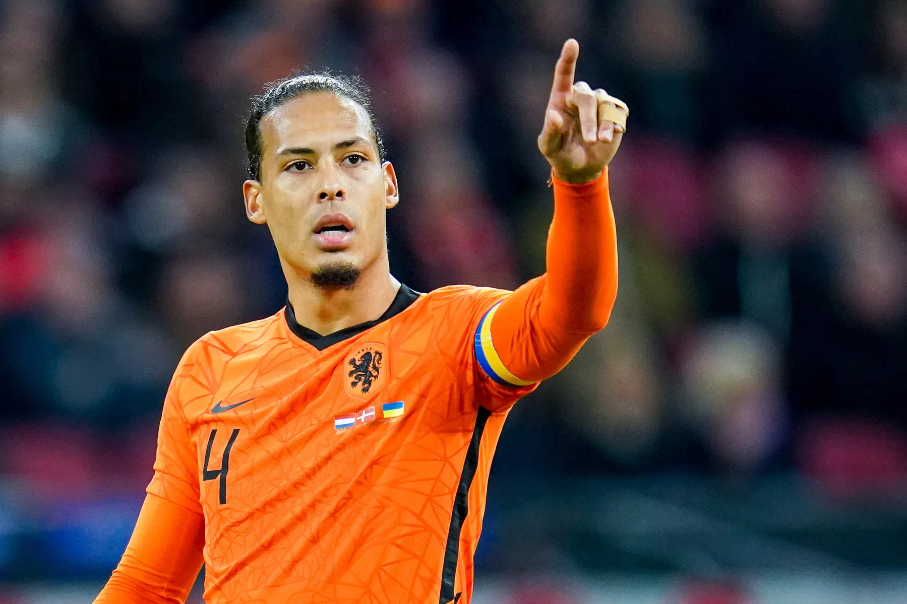 Van Dijk ontkent voorkeur voor 4-3-3 en krijgt reactie van lachende Van Gaal